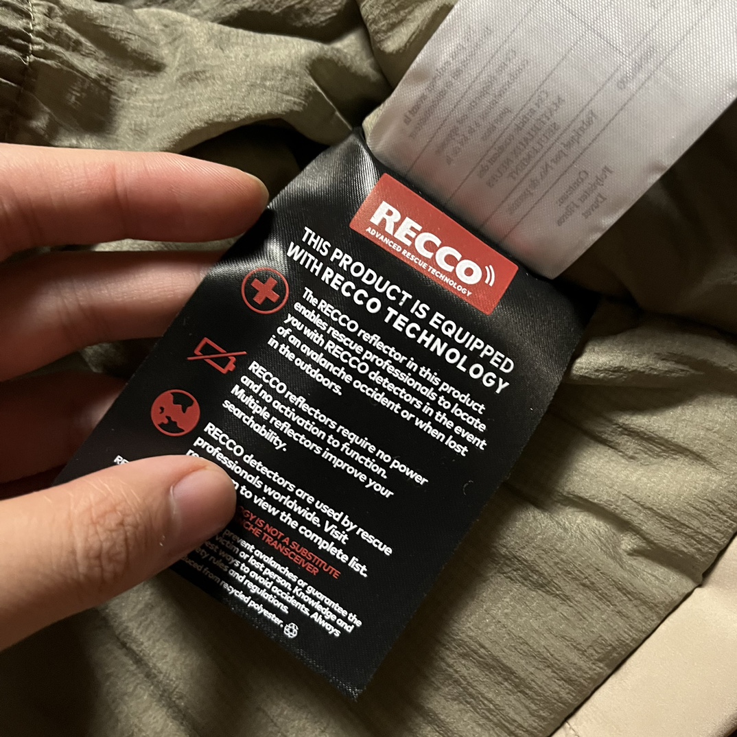 台州最高版本 现货供应秒发🔥 
🐦 Macai lt  24新款买菜轻量化滑雪羽绒服

极度低温无法阻挡你在弯道上的表现。这款Macai夹克专为抵御寒冷天气而设计，不仅具有良好的保暖性能，还可提供防风雨保护，外观也凝练优雅。采用经RDS认证的欧洲鹅绒填充棉羽，即便在严寒肆虐之时也保你持久舒适，透气GORE-TEX 面料可遮蔽风、雨、雪的侵袭。天气放晴时可将DropHood&trade;填充棉羽拆出，PowderGuard&trade;网眼开衩可释放多余热量，而不会漏过一片雪花。帽子不可拆卸

尺码 蓝黑色 育空黄 S-XXL偏大

可售后

🈲️上一切平台 