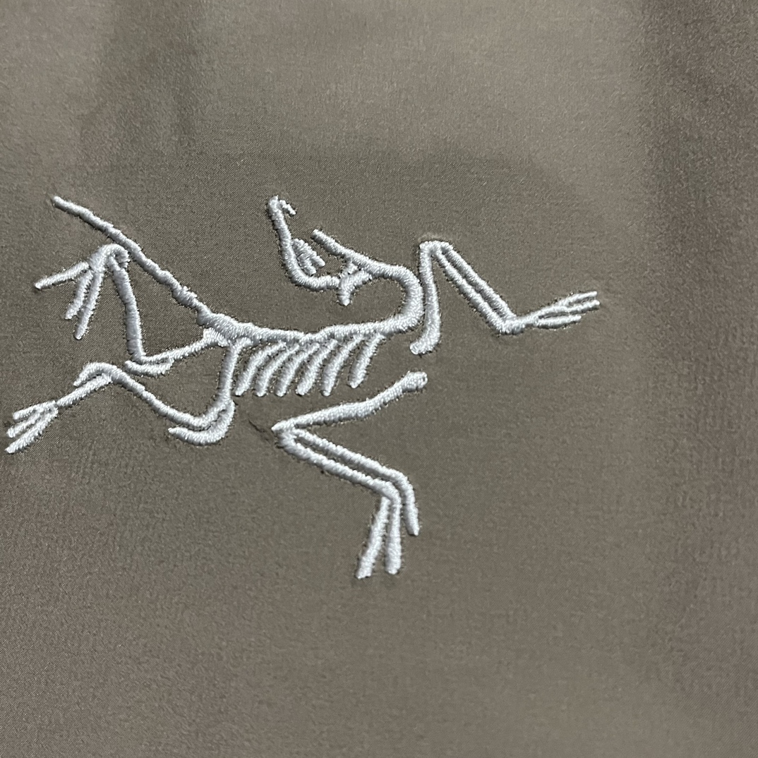 台州最高版本 现货供应秒发🔥 
🐦 Macai lt  24新款买菜轻量化滑雪羽绒服

极度低温无法阻挡你在弯道上的表现。这款Macai夹克专为抵御寒冷天气而设计，不仅具有良好的保暖性能，还可提供防风雨保护，外观也凝练优雅。采用经RDS认证的欧洲鹅绒填充棉羽，即便在严寒肆虐之时也保你持久舒适，透气GORE-TEX 面料可遮蔽风、雨、雪的侵袭。天气放晴时可将DropHood&trade;填充棉羽拆出，PowderGuard&trade;网眼开衩可释放多余热量，而不会漏过一片雪花。帽子不可拆卸

尺码 蓝黑色 育空黄 S-XXL偏大

可售后

🈲️上一切平台 