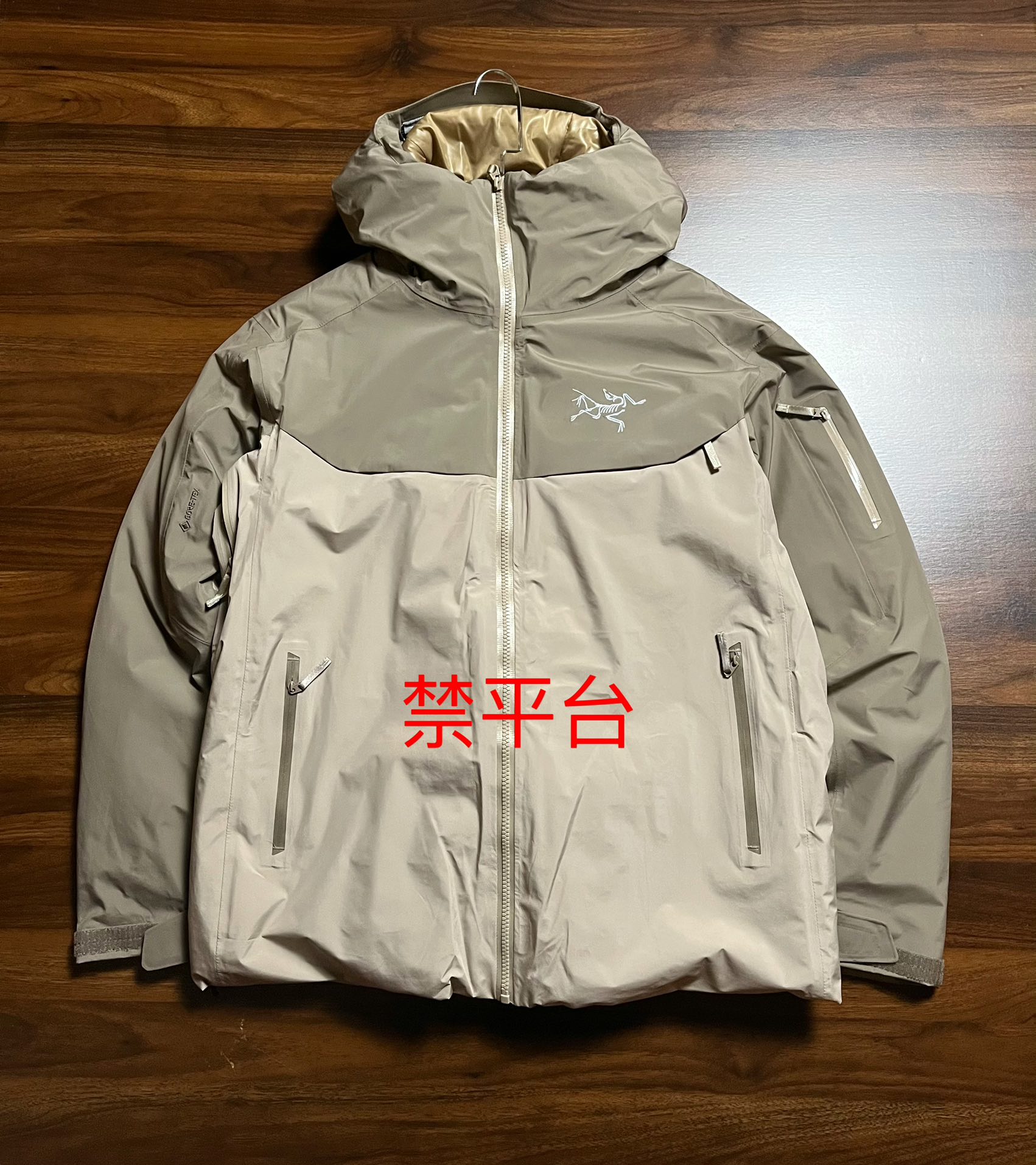 台州最高版本 现货供应秒发🔥 
🐦 Macai lt  24新款买菜轻量化滑雪羽绒服

极度低温无法阻挡你在弯道上的表现。这款Macai夹克专为抵御寒冷天气而设计，不仅具有良好的保暖性能，还可提供防风雨保护，外观也凝练优雅。采用经RDS认证的欧洲鹅绒填充棉羽，即便在严寒肆虐之时也保你持久舒适，透气GORE-TEX 面料可遮蔽风、雨、雪的侵袭。天气放晴时可将DropHood&trade;填充棉羽拆出，PowderGuard&trade;网眼开衩可释放多余热量，而不会漏过一片雪花。帽子不可拆卸

尺码 蓝黑色 育空黄 S-XXL偏大

可售后

🈲️上一切平台 