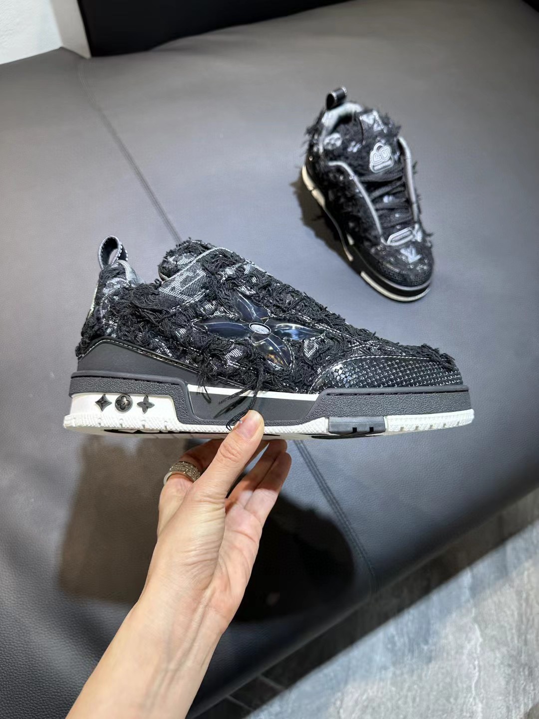 NO:172996,Batch: Men and women's styles. Ceiling level. Counter synchronization. Material synchronization. Workmanship synchronization. Detail synchronization. Support comparison. Coding. Oil edges. Spare shoelaces. Coat. Yellow drawer box. Anti-slip fragrance sole. Anti-odorless. No odor. Support return and exchange. Make you feel enthusiastic and worry-free. Transfer pictures to give you unexpected effects [hug], casual shoes/sports shoes, sneakers, jackets & coats19860909批 男女同款..天花板级别.专柜同步.材料同步.做工同步.细节同步.支持对比.打码.油边.备用鞋带.加外套.黄色抽屉盒.防滑香精大底防臭.无气味.支持退换.让您高忱无忧.转图让你有意想不到的效果[拥抱],休闲鞋/运动鞋,sneakers,jackets & coats,Women's Shoes