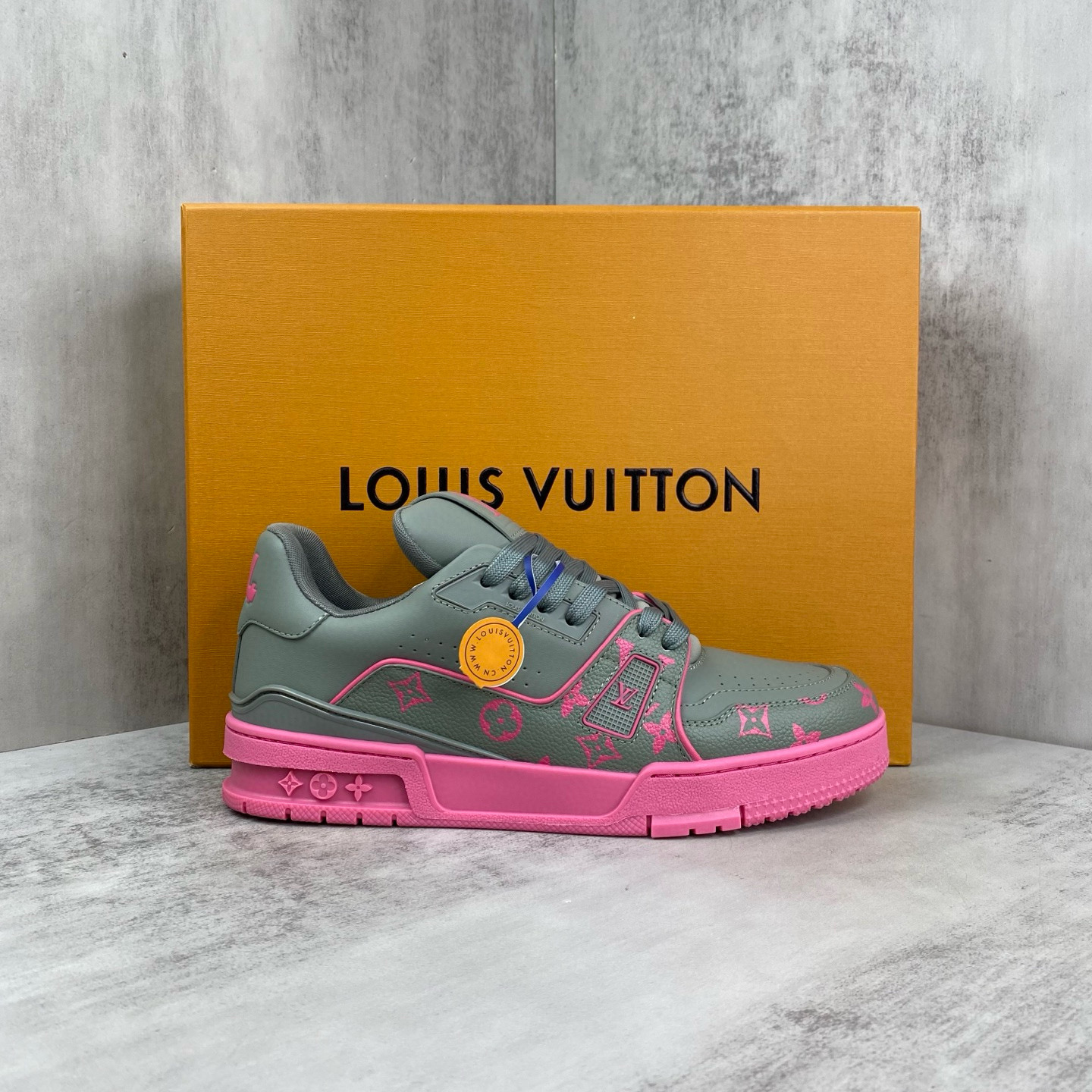 NO:556179,LV TRAINER Top Edition Couple's Sneakers Donkey Brand Louis Vuitton This LV Trainer sneaker is made of Monogram printed denim, showing the inspiration of retro basketball shoes with a casual style, and then uses the rubber LV letters and Vuitton logo to light up the complicated upper. Thick laces and Monogram floral rubber outsole add exquisite details. Continue the comfortable experience. Complete with original box packaging!  Size:35-45,,louis vuitton,louis vuitton,louis vuitton,sneakers19860909LV TRAINER 顶级版 情侣款运动鞋 驴牌 路易威登 本款 LV Trainer 运动鞋取材 Monogram 印花丹宁布,以休闲格调展现复古篮球鞋的灵感启发,再借橡胶 LV 字母和 Vuitton 标识点亮繁复鞋面.厚实鞋带和 Monogram 花卉橡胶外底再添考究细节.延续舒适体验.配原盒全套包装！ Size:35-45,,louis vuitton,louis vuitton,louis vuitton,sneakers,Men's shoes