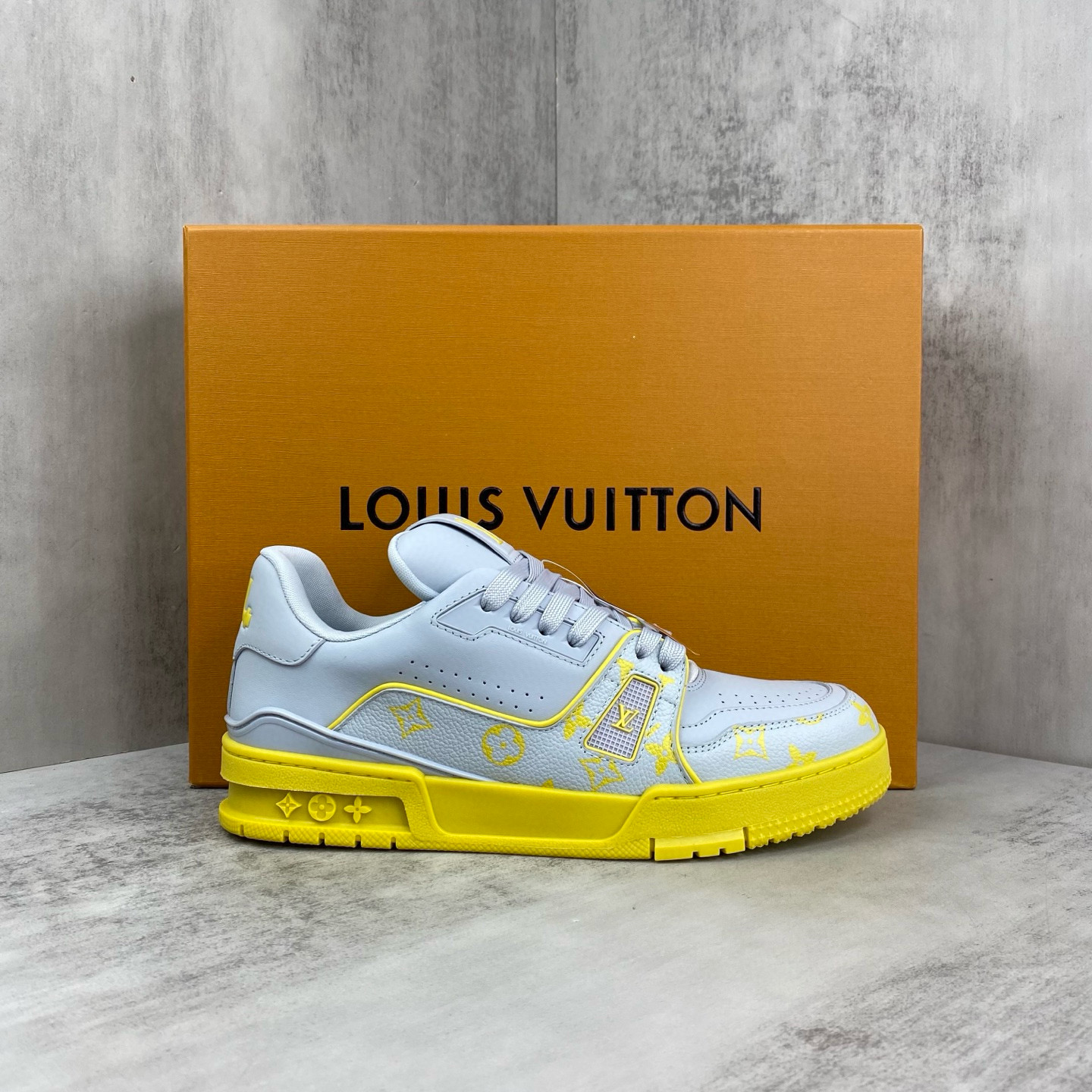 NO:556189,LV TRAINER Top Edition Couple's Sneakers Donkey Brand Louis Vuitton This LV Trainer sneaker is made of Monogram printed denim, showing the inspiration of retro basketball shoes with a casual style, and then uses the rubber LV letters and Vuitton logo to light up the complicated upper. Thick laces and Monogram floral rubber outsole add exquisite details. Continue the comfortable experience. Complete with original box packaging!  Size:35-45.,,louis vuitton,louis vuitton,louis vuitton,sneakers19860909LV TRAINER 顶级版 情侣款运动鞋 驴牌 路易威登 本款 LV Trainer 运动鞋取材 Monogram 印花丹宁布,以休闲格调展现复古篮球鞋的灵感启发,再借橡胶 LV 字母和 Vuitton 标识点亮繁复鞋面.厚实鞋带和 Monogram 花卉橡胶外底再添考究细节.延续舒适体验.配原盒全套包装！ Size:35-45.,,louis vuitton,louis vuitton,louis vuitton,sneakers,Men's shoes