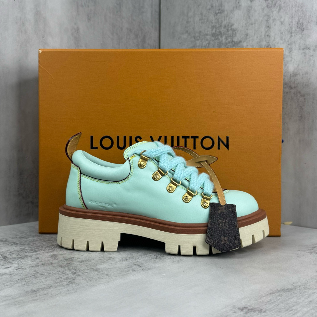NO:353264,LV Donkey Brand Louis Vuitton Couple Model Lace-up Mountaineering Derby Shoes Hard Goods New BS Purchase Level!  Full of high-end feeling!  This is a popular model for bloggers at home and abroad. It is retro and fashionable and beautiful!  Official website main model★ ━━━━━━━━ The upper top layer cowhide, imported cowhide inner lining, original mold opening TPU non-slip sole, heel height 4.5cm Shoe size: Women's 35-41 (41 custom-made, non-return and exchange) Men's 39-45 (45 custom-made),,louis vuitton,louis vuitton,louis vuitton,cowhide19860909LV 驴牌 路易威登 情侣款 系带登山德比鞋 硬货上新 BS代购级别！高级感十足！国内外博主刷爆的一款,复古又时髦 上脚美炸了！官网主推款★ ━━━━━ 鞋面顶级 头层牛皮 内里进口牛皮内里 大底原版开模TPU防滑大底 后跟高4.5cm 鞋码: 女35-41 (41定制不退换) 男39-45（45定做）,,louis vuitton,louis vuitton,louis vuitton,cowhide,Men's shoes