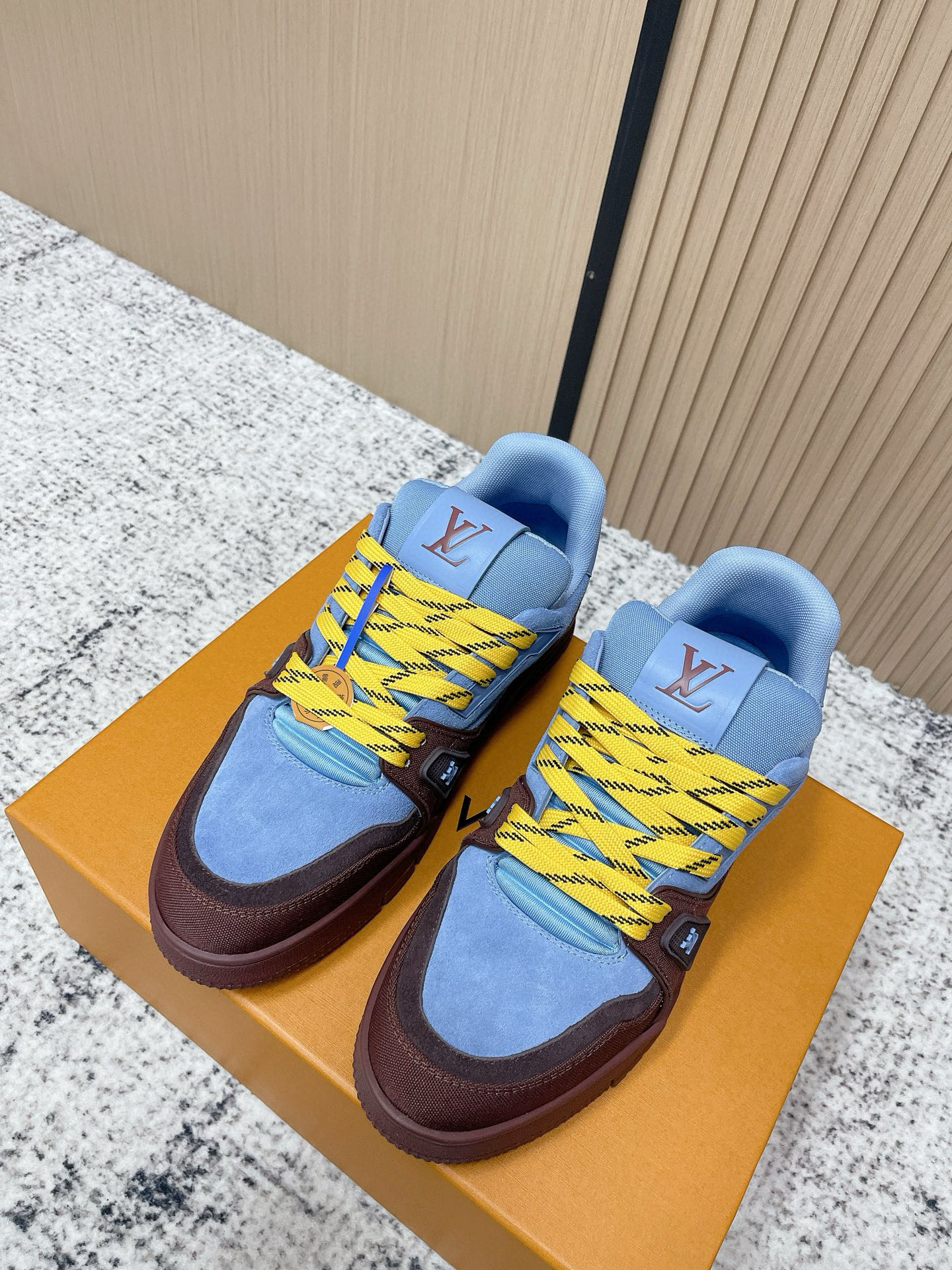 NO:729856,2025. In stock. Same style for men and women. Ceiling level. Synchronization of counters. Synchronization of materials. Synchronization of workmanship. Synchronization of details. Support comparison. Coding. Oil edges. Spare shoelaces. Add jacket. Yellow drawer box. Non-slip fragrance outsole deodorant. Odorless. Returns and exchanges supported. Let you be sincere and worry-free. Transfer pictures to give you unexpected effects [hug] 35-45.,,jackets & coats19860909二零二五.现货. 男女同款.天花板级别.专柜同步.材料同步.做工同步.细节同步.支持对比.打码.油边.备用鞋带.加外套.黄色抽屉盒.防滑香精大底防臭.无气味.支持退换.让您高忱无忧.转图让你有意想不到的效果[拥抱]35-45.,,jackets & coats,Men's shoes
