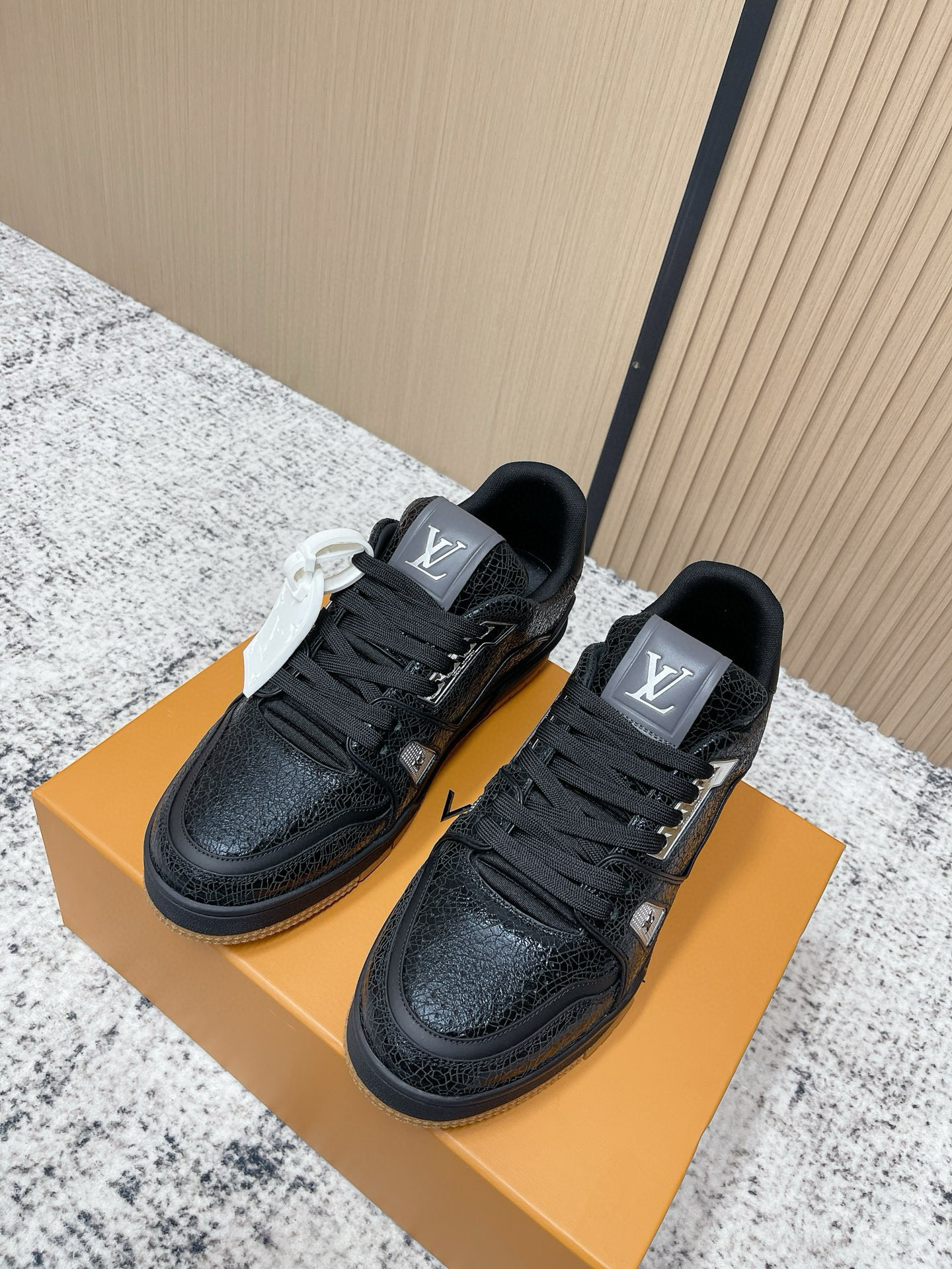NO:729833,2025. In stock. Same style for men and women. Ceiling level. Synchronization of counters. Synchronization of materials. Synchronization of workmanship. Synchronization of details. Support comparison. Coding. Oil edges. Spare shoelaces. Add jacket. Yellow drawer box. Non-slip fragrance outsole deodorant. Odorless. Returns and exchanges supported. Let you be sincere and worry-free. Transfer pictures to give you unexpected effects [hug] 35-45.,,jackets & coats19860909二零二五.现货. 男女同款.天花板级别.专柜同步.材料同步.做工同步.细节同步.支持对比.打码.油边.备用鞋带.加外套.黄色抽屉盒.防滑香精大底防臭.无气味.支持退换.让您高忱无忧.转图让你有意想不到的效果[拥抱]35-45.,,jackets & coats,Men's shoes