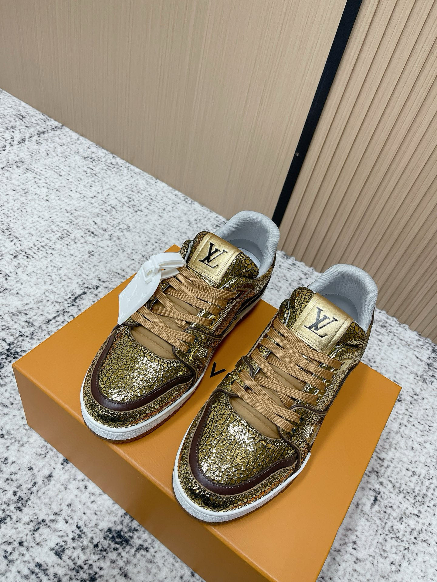 NO:729826,2025. Ready in stock. Same style for men and women. Ceiling level. Synchronization of counters. Synchronization of materials. Synchronization of workmanship. Synchronization of details. Supports comparison. Coding. Oil edges. Spare shoelaces. Add jacket. Yellow drawer box. Non-slip fragrance outsole is deodorant. Odorless. Returns and exchanges are supported. Let you be sincere and worry-free. Transfer pictures to give you unexpected effects [hug] 35-45.,,jackets & coats19860909二零二五.现货. 男女同款.天花板级别.专柜同步.材料同步.做工同步.细节同步.支持对比.打码.油边.备用鞋带.加外套.黄色抽屉盒.防滑香精大底防臭.无气味.支持退换.让您高忱无忧.转图让你有意想不到的效果[拥抱] 35-45.,,jackets & coats,Men's shoes