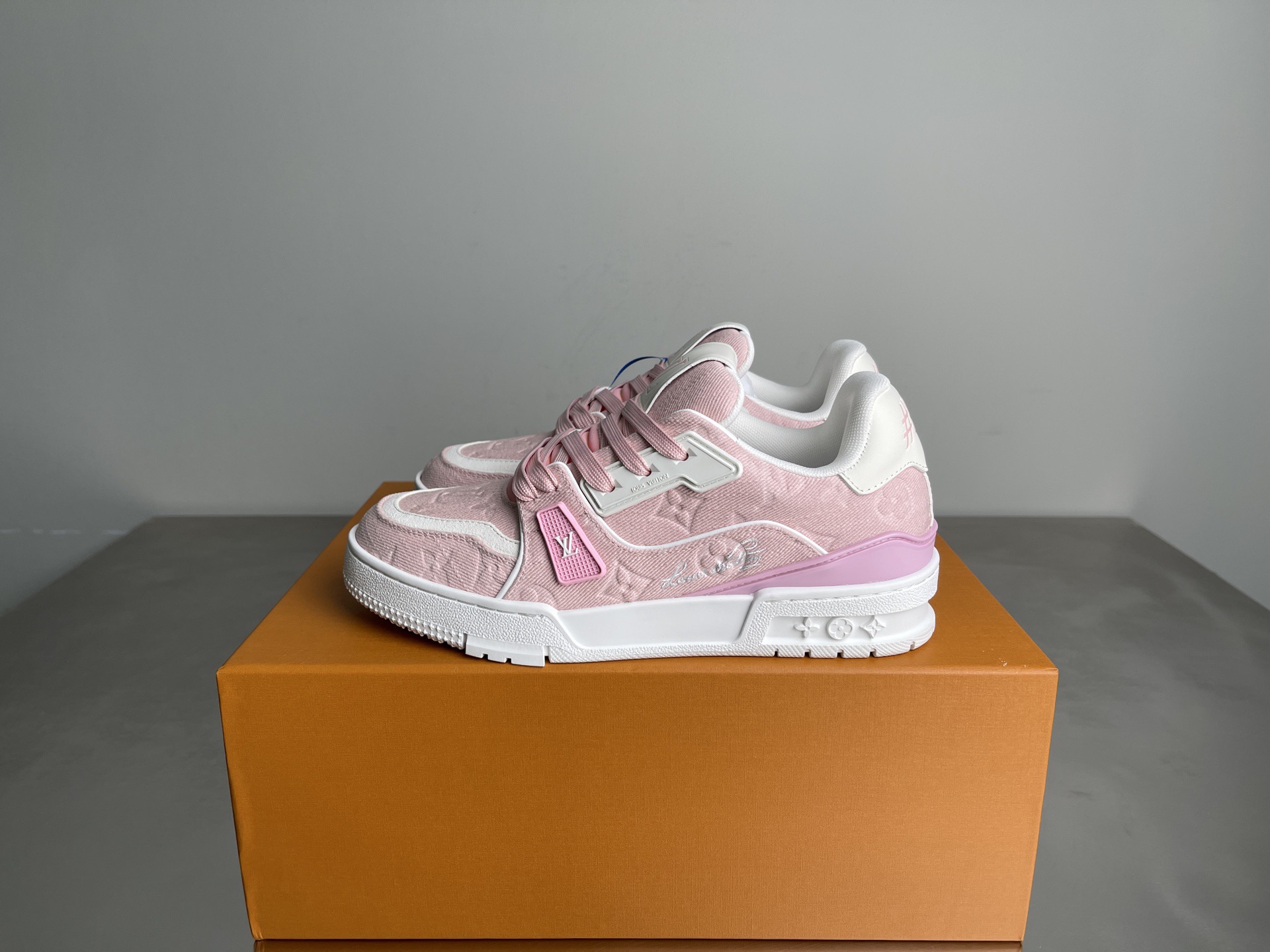 NO:833059,LV Louis Vuitton's new Louis*Vuitto* LV Trainer 26ss golf shoe series, outsole and fabric private model, a shoe that definitely costs a lot of money and effort. This series was designed after the arrival of Vifgil. It is favored by many fans every quarter. TPU original outsole, original packaging - size 38-45,, louis vuitton, louis vuitton, louis vuitton19860909Lv路易威登 新款 Louis*Vuitto* LV Trainer 26ss 高尔夫球鞋系列 大底和面料私模 绝对下血本费心思的一款鞋子 自Vifgil到来之后而设计的这一系列 每一季度都深受众多粉丝的青睐 TPU原版大底 原版包装 -码数38-45,,louis vuitton,louis vuitton,louis vuitton,Men's shoes