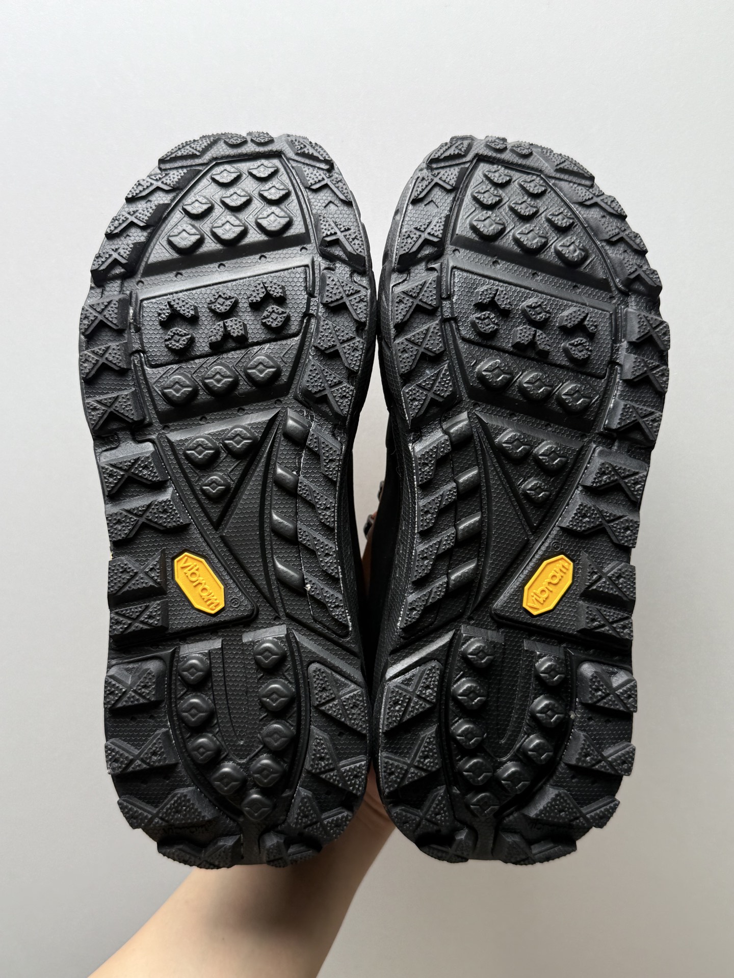 💰270 裸鞋圈最强HOKA ONE ONE Tor Summit 黑棕色
东莞支线订单 奢侈品工艺
东莞原装底面HOKA
鞋底碳板加持 抗扭矩强
正确细节 正确越南环保鞋垫
正确越南中底布

1147952-HBCK