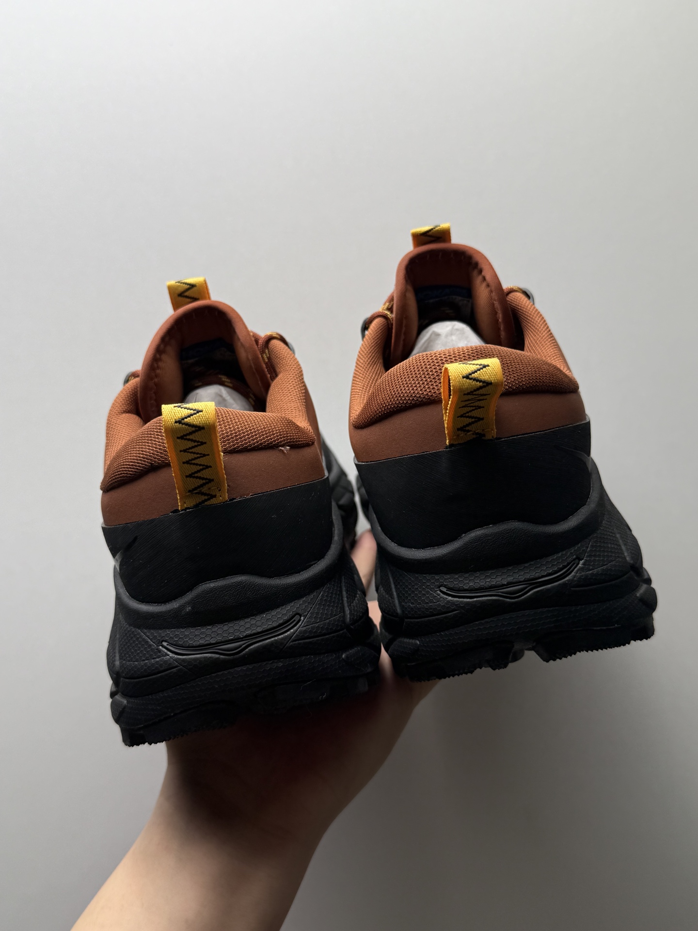 💰270 裸鞋圈最强HOKA ONE ONE Tor Summit 黑棕色
东莞支线订单 奢侈品工艺
东莞原装底面HOKA
鞋底碳板加持 抗扭矩强
正确细节 正确越南环保鞋垫
正确越南中底布

1147952-HBCK