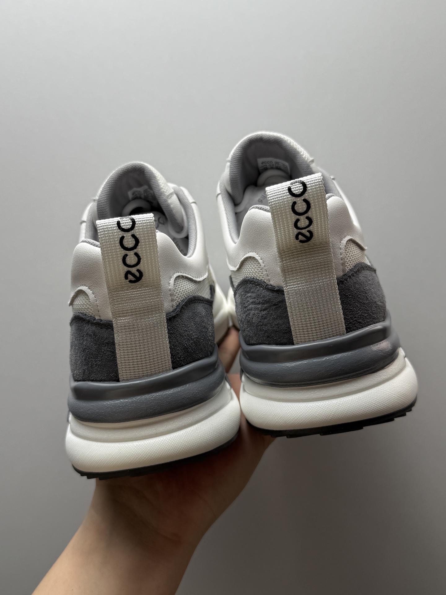 💰350 ecco爱步 灰白

东莞支线订单 奢侈品工艺流程
成功人士必备 鞋身网纱+细腻小牛皮
上脚舒适 上手质感极佳

