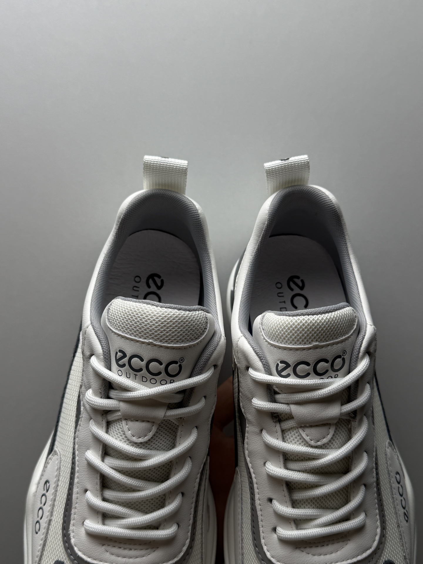 💰350 ecco爱步 灰白

东莞支线订单 奢侈品工艺流程
成功人士必备 鞋身网纱+细腻小牛皮
上脚舒适 上手质感极佳

