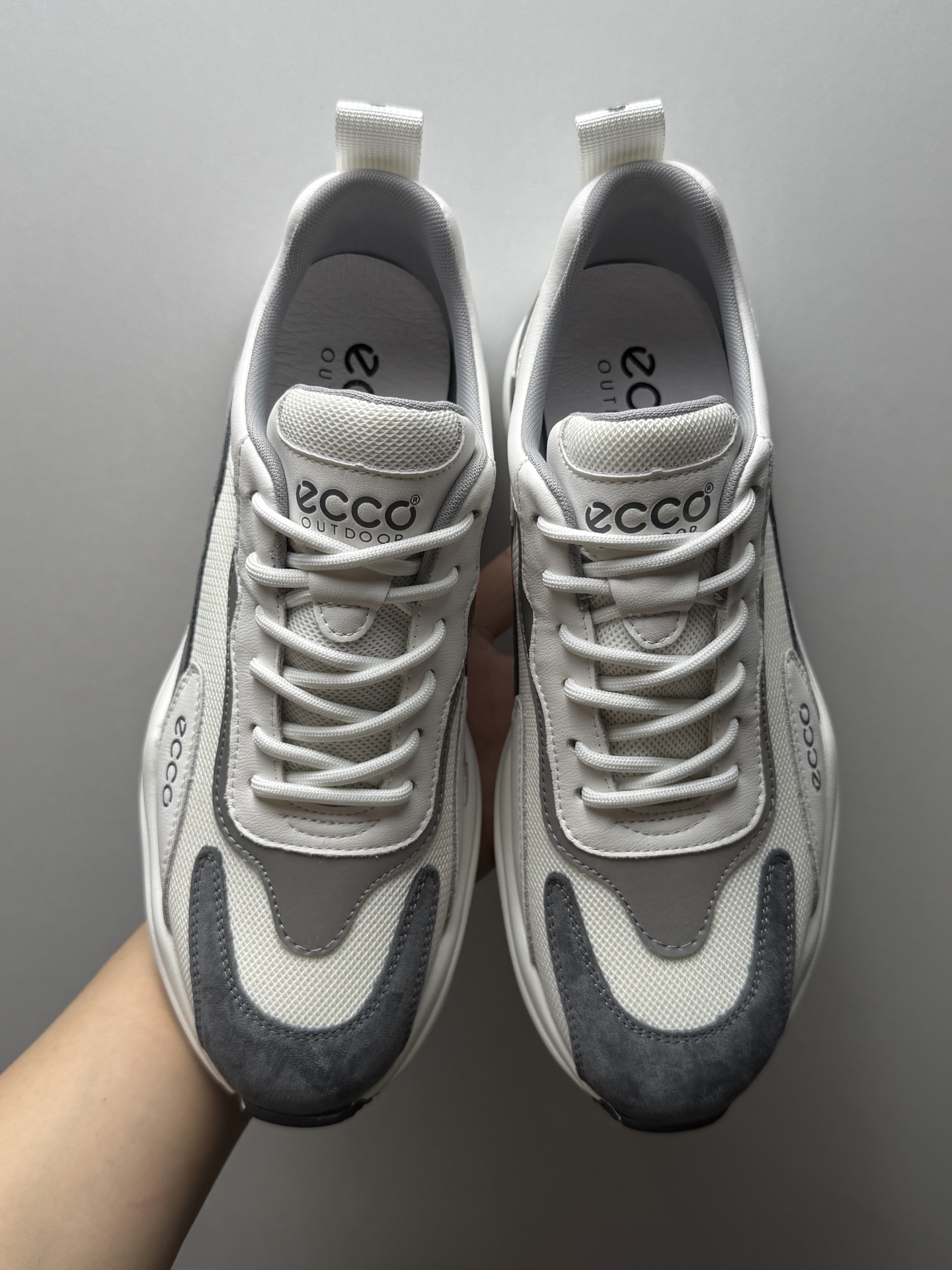 💰350 ecco爱步 灰白

东莞支线订单 奢侈品工艺流程
成功人士必备 鞋身网纱+细腻小牛皮
上脚舒适 上手质感极佳

