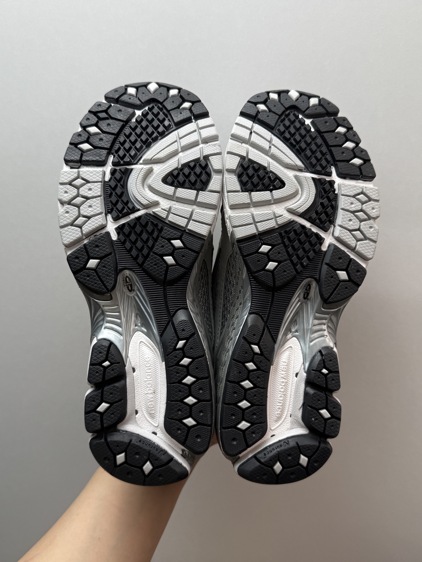 💰290 New Balance 1906L 灰色

东莞原厂鞋面流出 市场最强一批 可任意对比其他家 材料质感完全是两个货
首批出货都是全网验真 目前鞋标批次不稳 配一个鞋标随便验真

U1906LGR