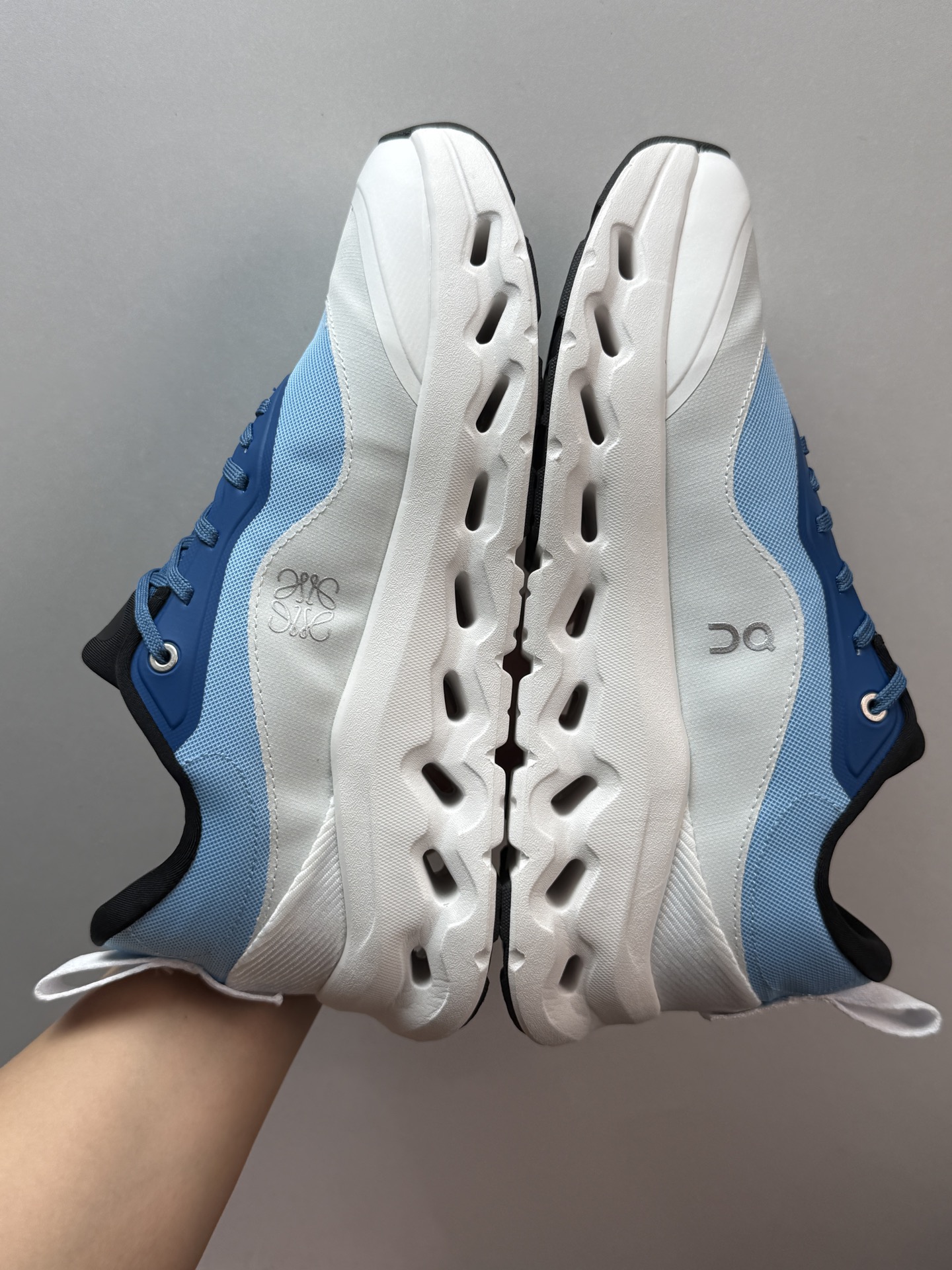 💰280 On昂跑 x LOEWE罗意威 Cloudtilt 2 蓝色

瑞士高端跑鞋品牌  小众热款
国外热度比较高 稀缺货源 上图即是正品
这批非常推荐 工艺很高 质量做工吊打以往所有昂跑鞋
用料扎实 上手厚实 做工细节 成功人士都喜欢穿的一款跑鞋

L929282X17-5102

M929282X17-5102