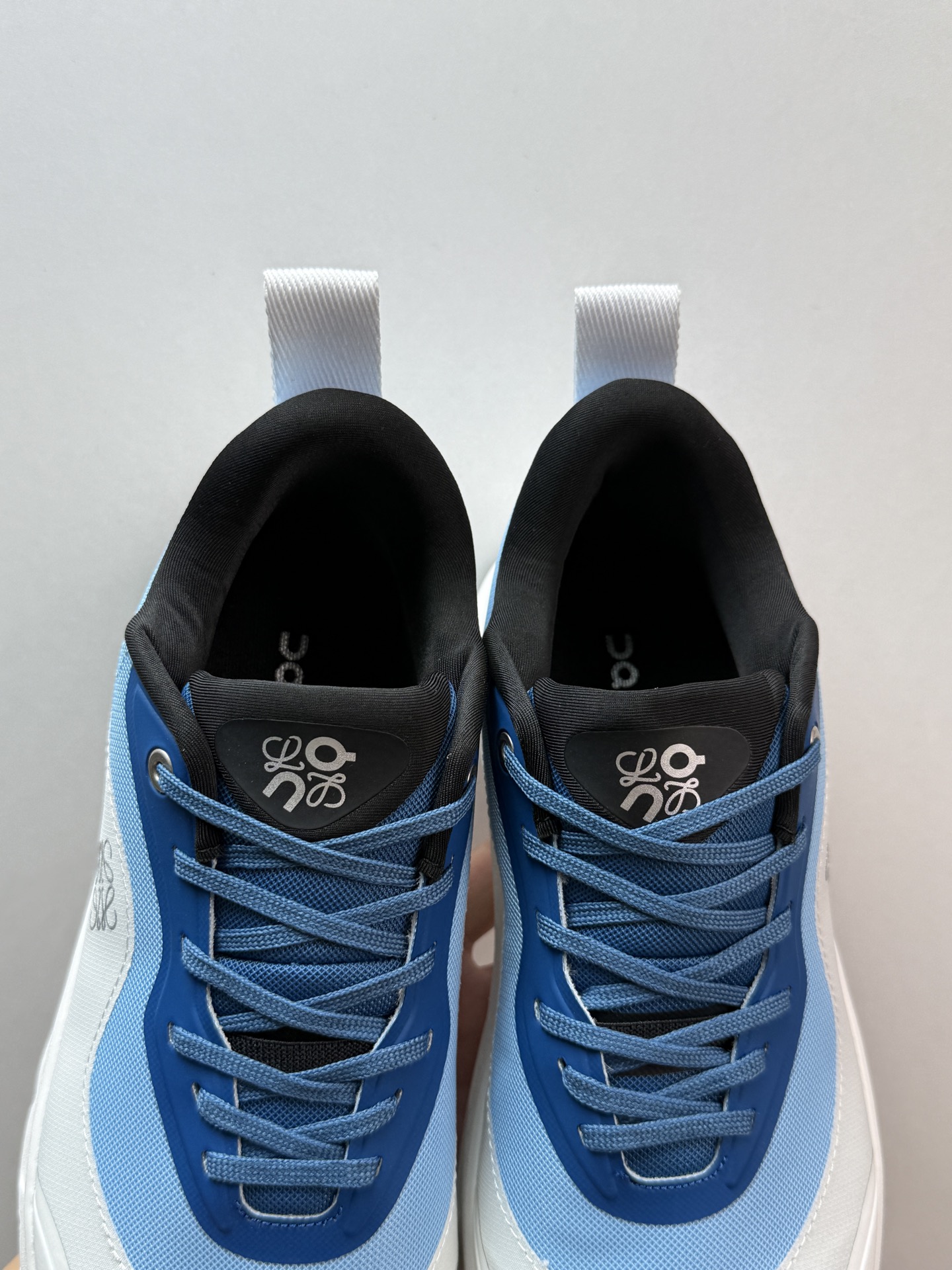 💰280 On昂跑 x LOEWE罗意威 Cloudtilt 2 蓝色

瑞士高端跑鞋品牌  小众热款
国外热度比较高 稀缺货源 上图即是正品
这批非常推荐 工艺很高 质量做工吊打以往所有昂跑鞋
用料扎实 上手厚实 做工细节 成功人士都喜欢穿的一款跑鞋

L929282X17-5102

M929282X17-5102