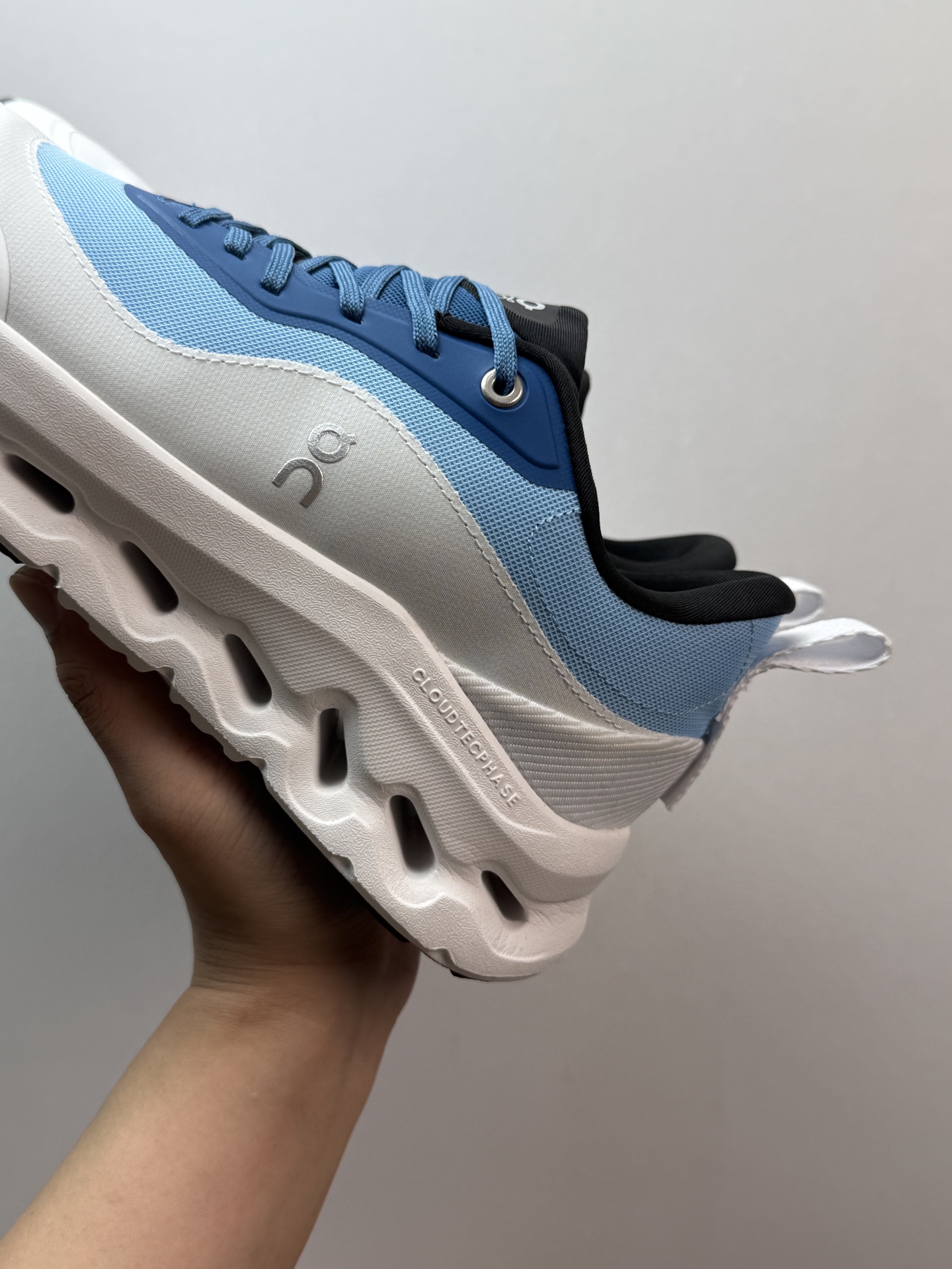 💰280 On昂跑 x LOEWE罗意威 Cloudtilt 2 蓝色

瑞士高端跑鞋品牌  小众热款
国外热度比较高 稀缺货源 上图即是正品
这批非常推荐 工艺很高 质量做工吊打以往所有昂跑鞋
用料扎实 上手厚实 做工细节 成功人士都喜欢穿的一款跑鞋

L929282X17-5102

M929282X17-5102