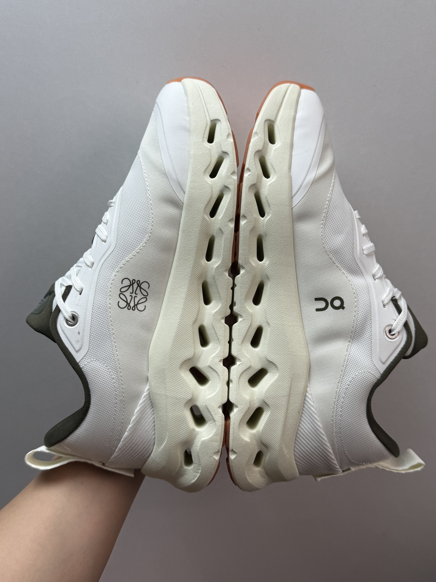 💰280 On昂跑 x LOEWE罗意威 Cloudtilt 2 白绿色

瑞士高端跑鞋品牌  小众热款
国外热度比较高 稀缺货源 上图即是正品
这批非常推荐 工艺很高 质量做工吊打以往所有昂跑鞋
用料扎实 上手厚实 做工细节 成功人士都喜欢穿的一款跑鞋

L929282X29-2008

M929282X30-2008