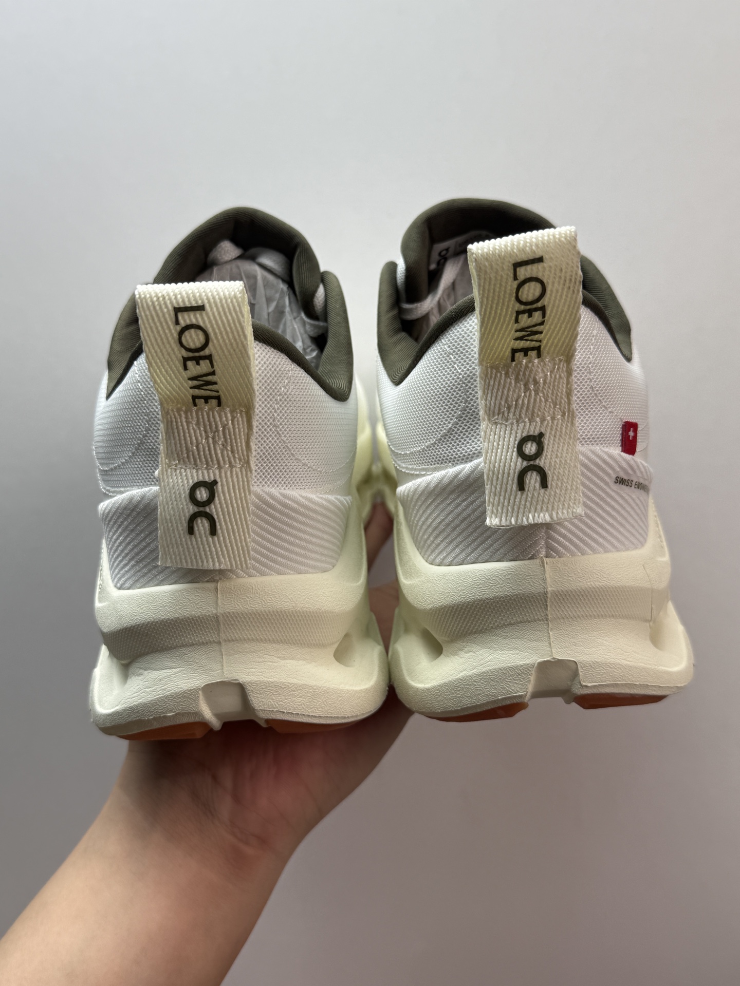 💰280 On昂跑 x LOEWE罗意威 Cloudtilt 2 白绿色

瑞士高端跑鞋品牌  小众热款
国外热度比较高 稀缺货源 上图即是正品
这批非常推荐 工艺很高 质量做工吊打以往所有昂跑鞋
用料扎实 上手厚实 做工细节 成功人士都喜欢穿的一款跑鞋

L929282X29-2008

M929282X30-2008