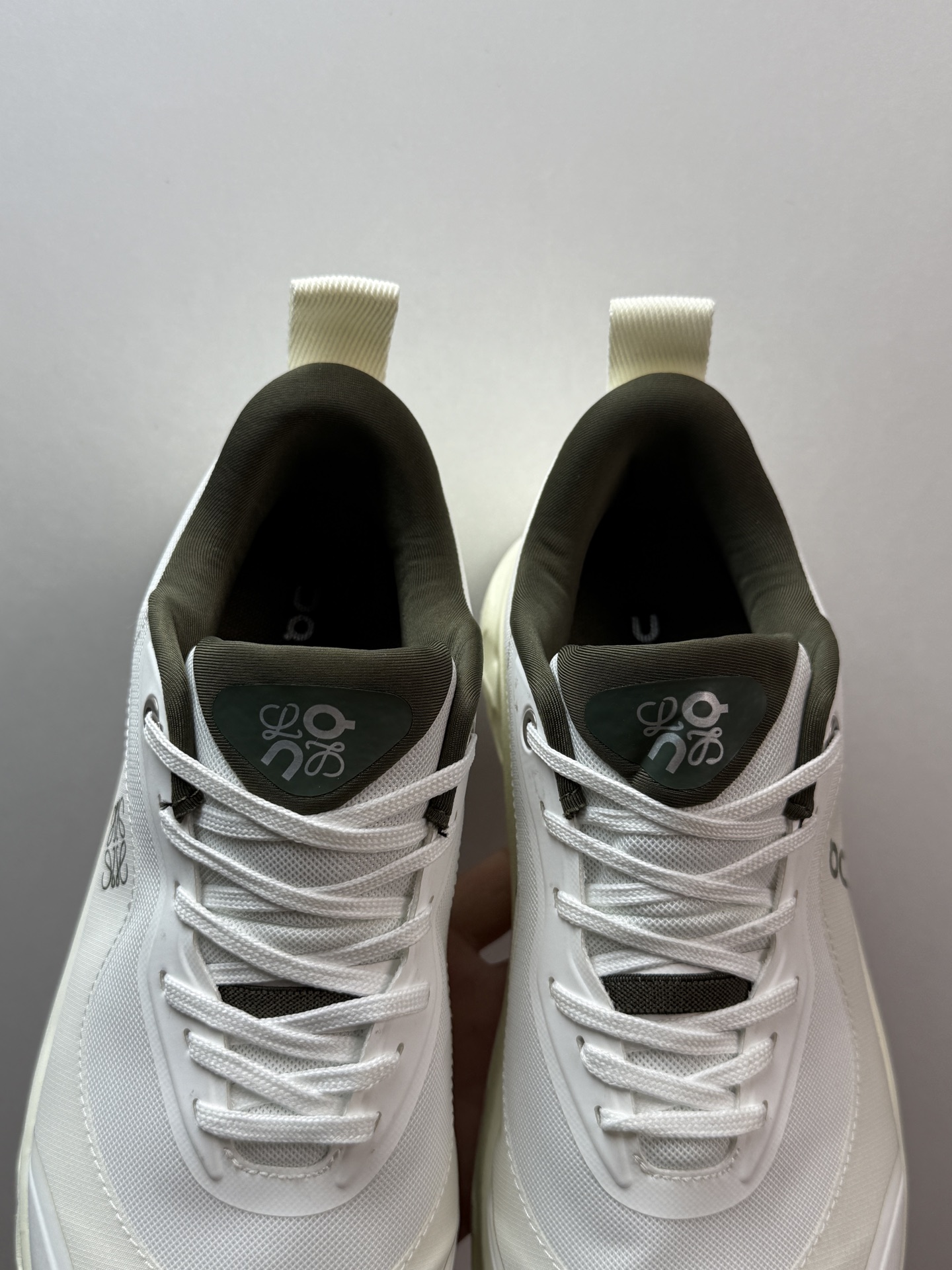 💰280 On昂跑 x LOEWE罗意威 Cloudtilt 2 白绿色

瑞士高端跑鞋品牌  小众热款
国外热度比较高 稀缺货源 上图即是正品
这批非常推荐 工艺很高 质量做工吊打以往所有昂跑鞋
用料扎实 上手厚实 做工细节 成功人士都喜欢穿的一款跑鞋

L929282X29-2008

M929282X30-2008