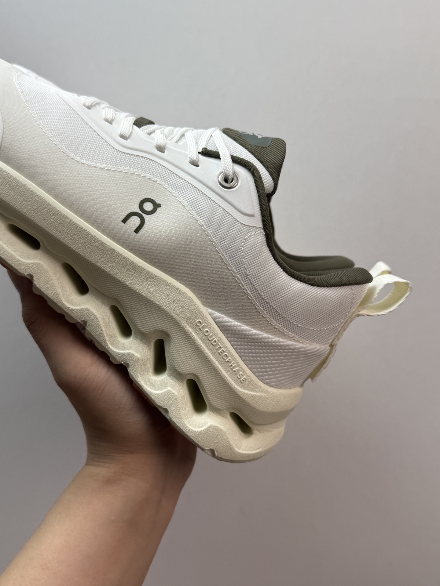 💰280 On昂跑 x LOEWE罗意威 Cloudtilt 2 白绿色

瑞士高端跑鞋品牌  小众热款
国外热度比较高 稀缺货源 上图即是正品
这批非常推荐 工艺很高 质量做工吊打以往所有昂跑鞋
用料扎实 上手厚实 做工细节 成功人士都喜欢穿的一款跑鞋

L929282X29-2008

M929282X30-2008