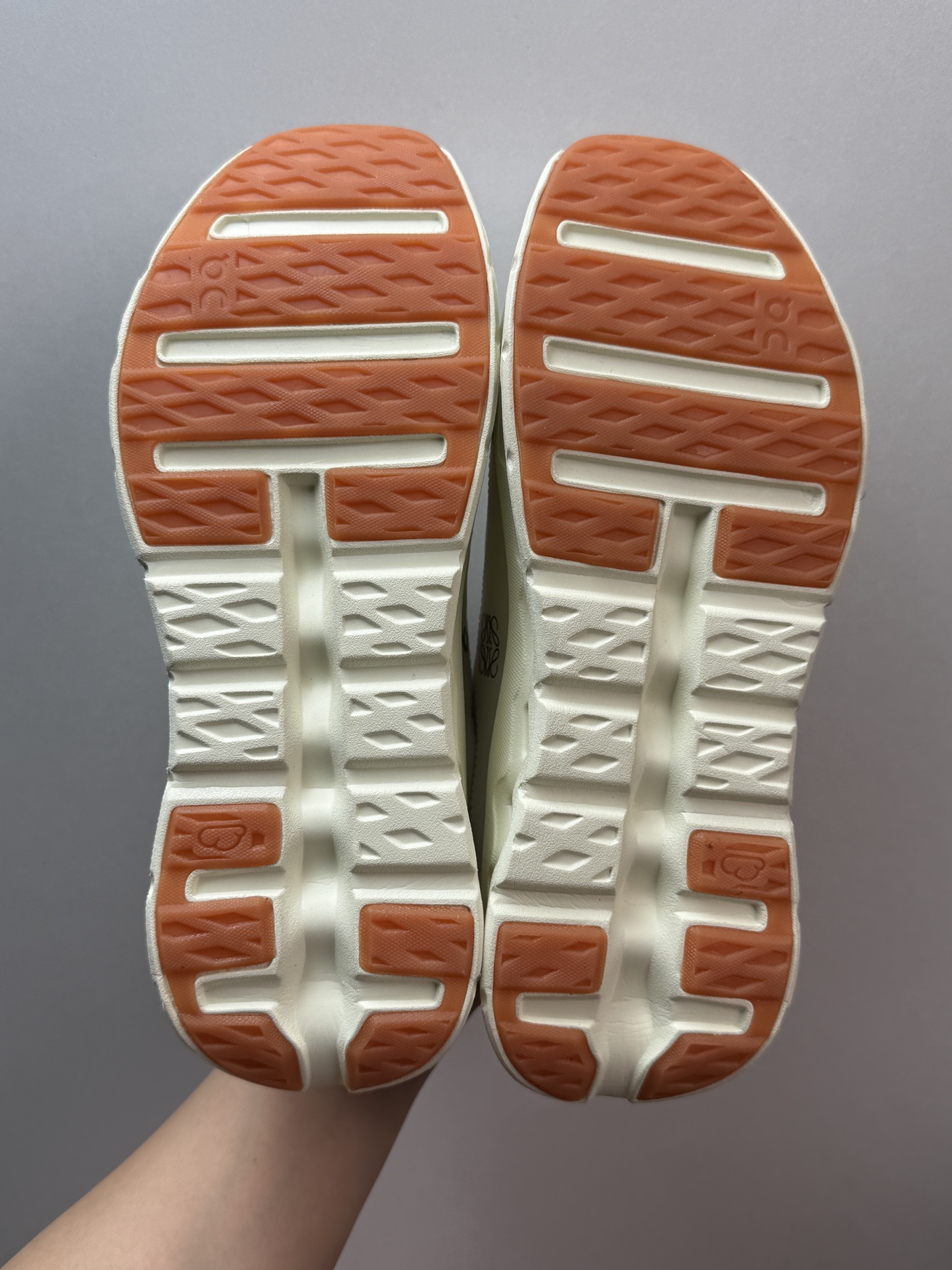 💰280 On昂跑 x LOEWE罗意威 Cloudtilt 2 白绿色

瑞士高端跑鞋品牌  小众热款
国外热度比较高 稀缺货源 上图即是正品
这批非常推荐 工艺很高 质量做工吊打以往所有昂跑鞋
用料扎实 上手厚实 做工细节 成功人士都喜欢穿的一款跑鞋

L929282X29-2008

M929282X30-2008