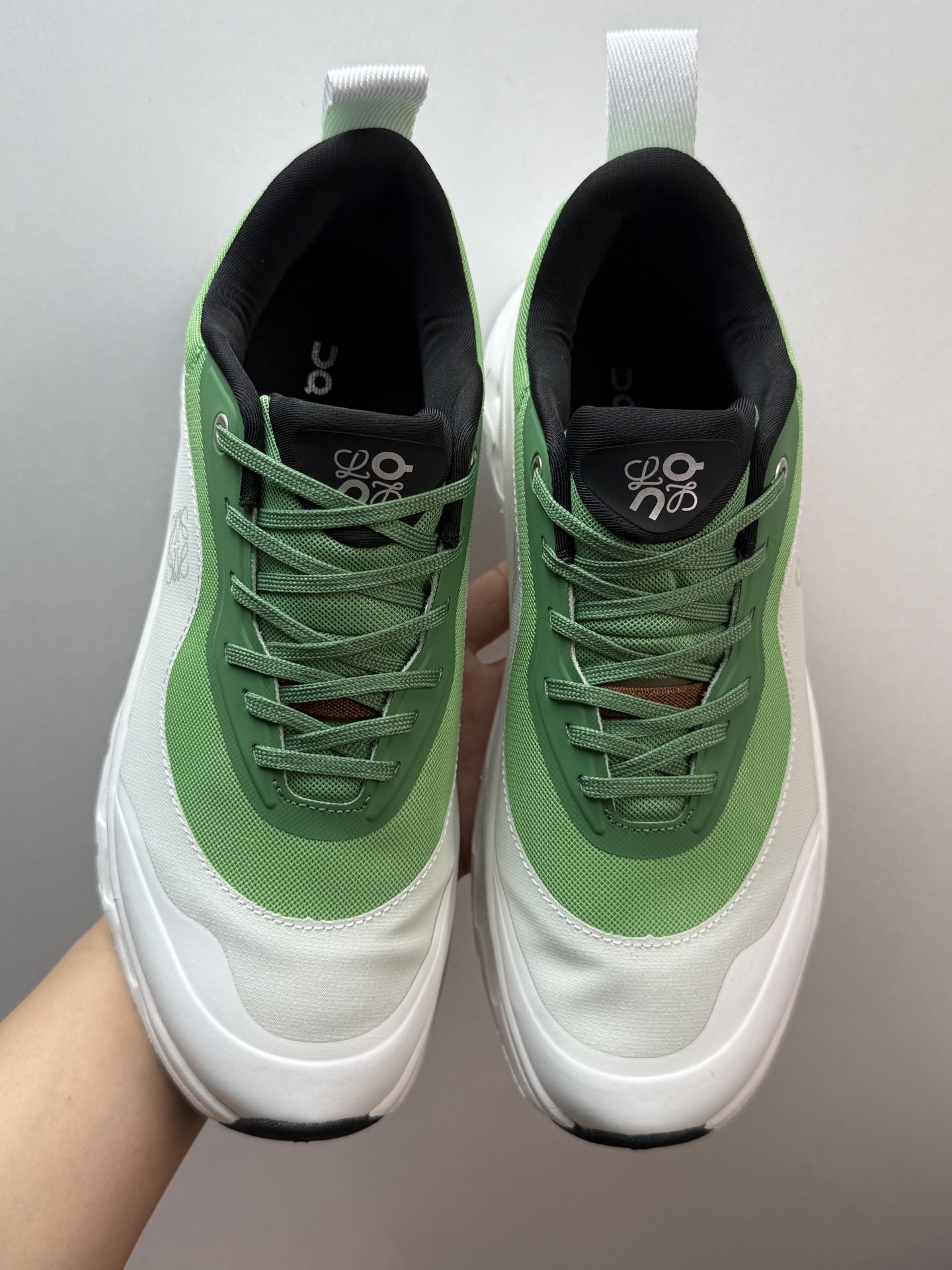 💰280 On昂跑 x LOEWE罗意威 Cloudtilt 2 绿色

瑞士高端跑鞋品牌  小众热款
国外热度比较高 稀缺货源 上图即是正品
这批非常推荐 工艺很高 质量做工吊打以往所有昂跑鞋
用料扎实 上手厚实 做工细节 成功人士都喜欢穿的一款跑鞋

L929282X17-4102

M929282X17-4102