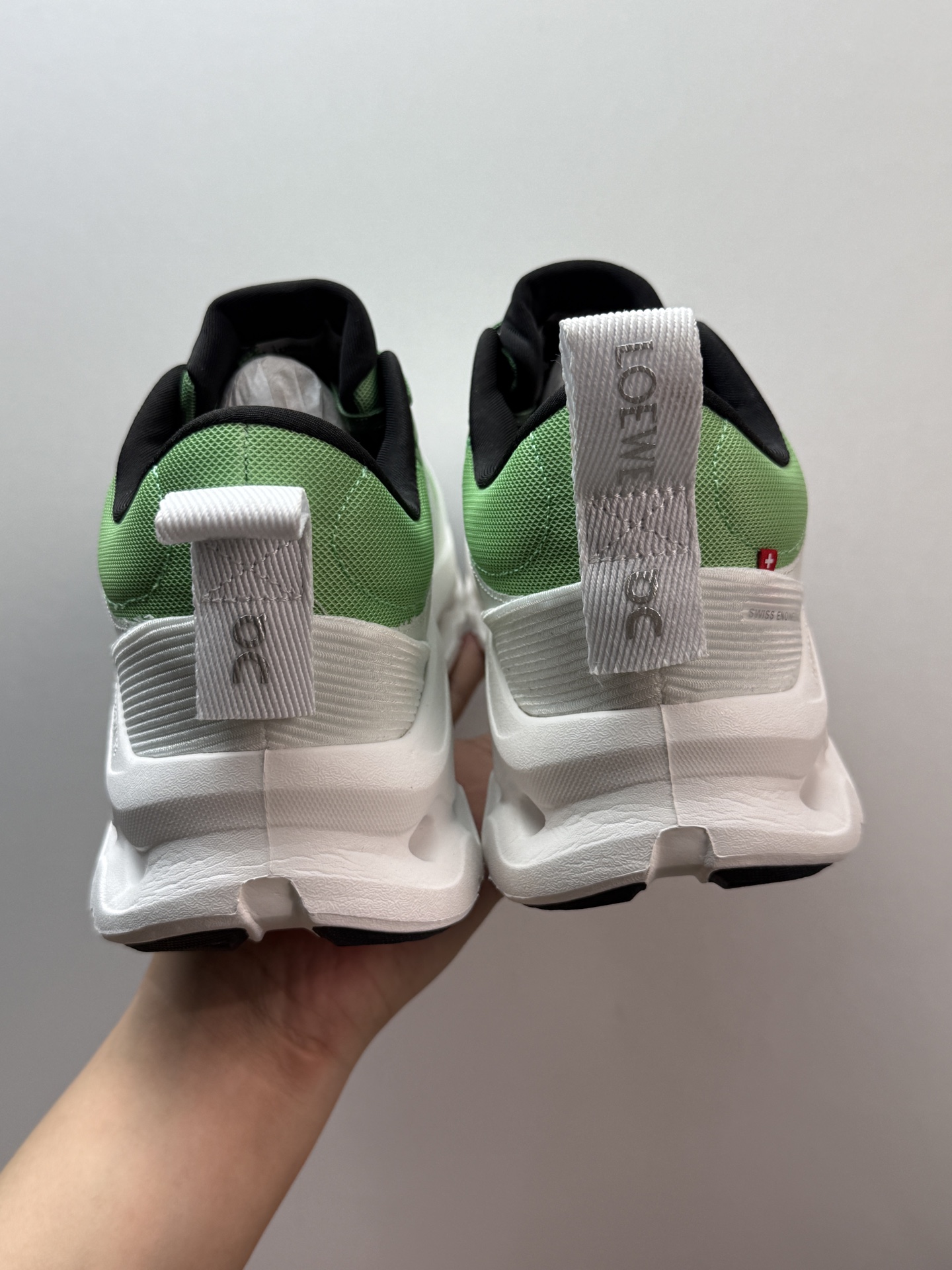 💰280 On昂跑 x LOEWE罗意威 Cloudtilt 2 绿色

瑞士高端跑鞋品牌  小众热款
国外热度比较高 稀缺货源 上图即是正品
这批非常推荐 工艺很高 质量做工吊打以往所有昂跑鞋
用料扎实 上手厚实 做工细节 成功人士都喜欢穿的一款跑鞋

L929282X17-4102

M929282X17-4102