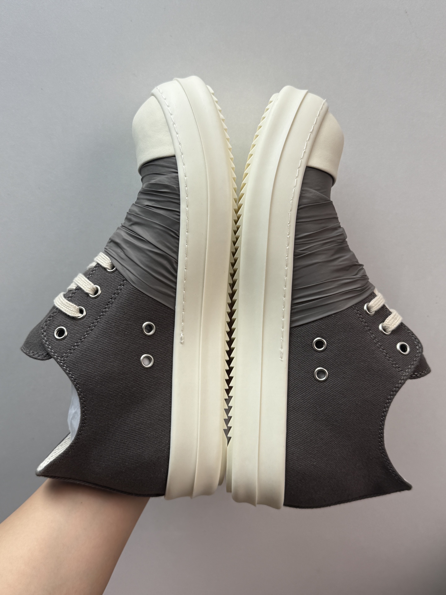 💰630 Rick Owens DRKSHDW Hustler 深灰色

T1零售东莞订单 市场流通最强Ro板鞋
正确全粒面小牛皮 原厂空胶工艺
鞋面皮料吊打市场大部分产品
上手高级感满满
定制东莞原盒 呈现棕白色 区别市场深棕色伪盒
细节 做工 材质 配件 配套盒 都是封顶的东西

DU01E3814DON-83411