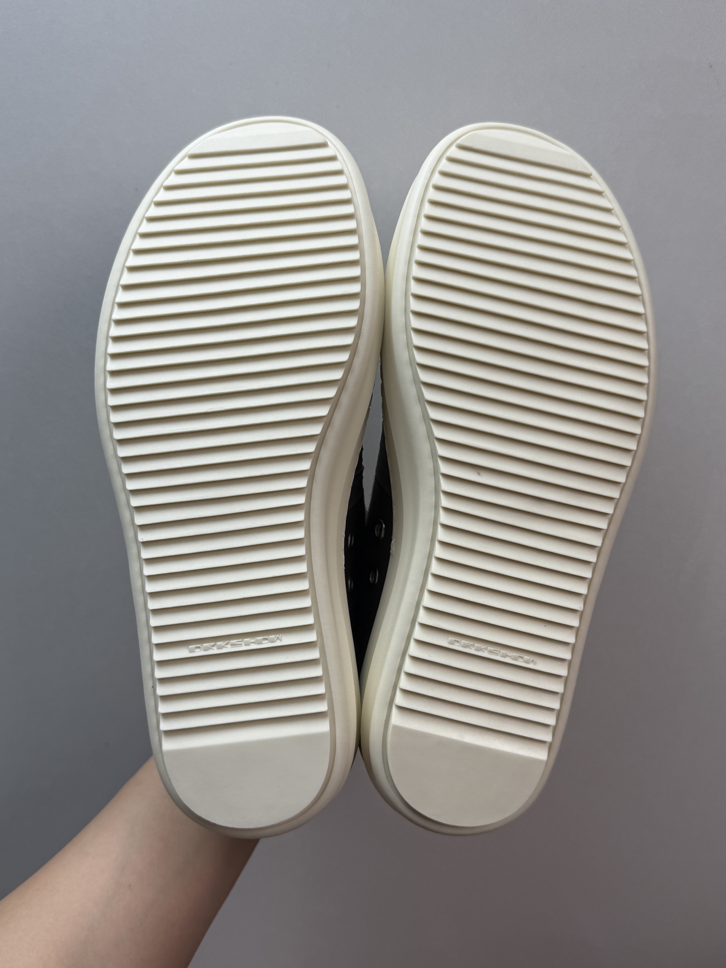 💰630 Rick Owens DRKSHDW Hustler 深灰色

T1零售东莞订单 市场流通最强Ro板鞋
正确全粒面小牛皮 原厂空胶工艺
鞋面皮料吊打市场大部分产品
上手高级感满满
定制东莞原盒 呈现棕白色 区别市场深棕色伪盒
细节 做工 材质 配件 配套盒 都是封顶的东西

DU01E3814DON-83411