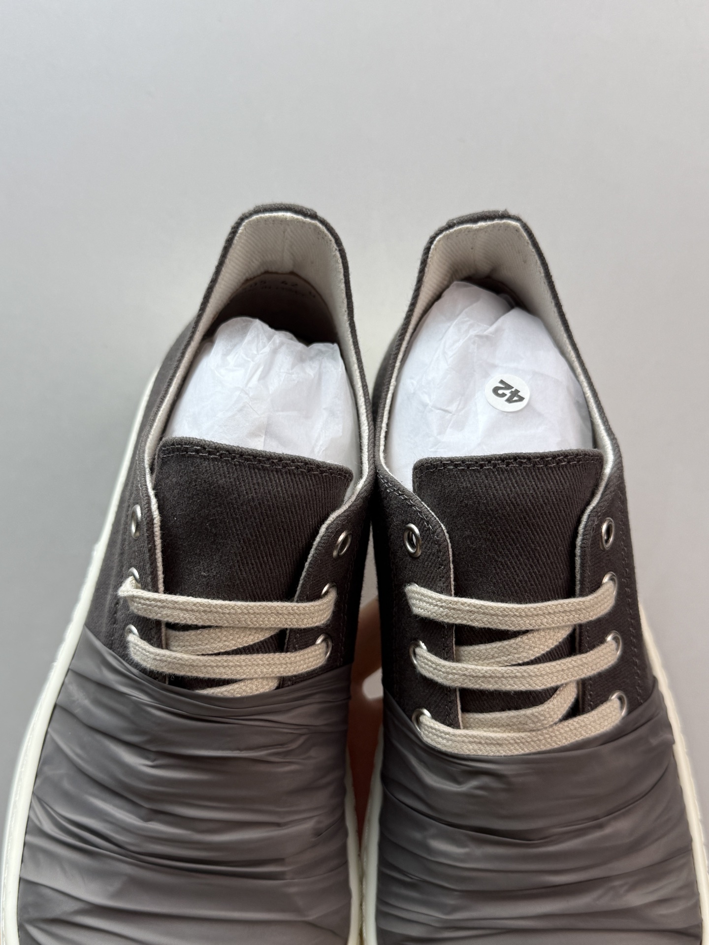 💰630 Rick Owens DRKSHDW Hustler 深灰色

T1零售东莞订单 市场流通最强Ro板鞋
正确全粒面小牛皮 原厂空胶工艺
鞋面皮料吊打市场大部分产品
上手高级感满满
定制东莞原盒 呈现棕白色 区别市场深棕色伪盒
细节 做工 材质 配件 配套盒 都是封顶的东西

DU01E3814DON-83411