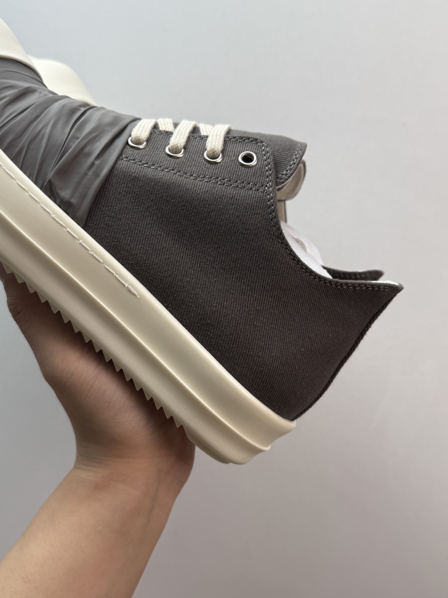 💰630 Rick Owens DRKSHDW Hustler 深灰色

T1零售东莞订单 市场流通最强Ro板鞋
正确全粒面小牛皮 原厂空胶工艺
鞋面皮料吊打市场大部分产品
上手高级感满满
定制东莞原盒 呈现棕白色 区别市场深棕色伪盒
细节 做工 材质 配件 配套盒 都是封顶的东西

DU01E3814DON-83411