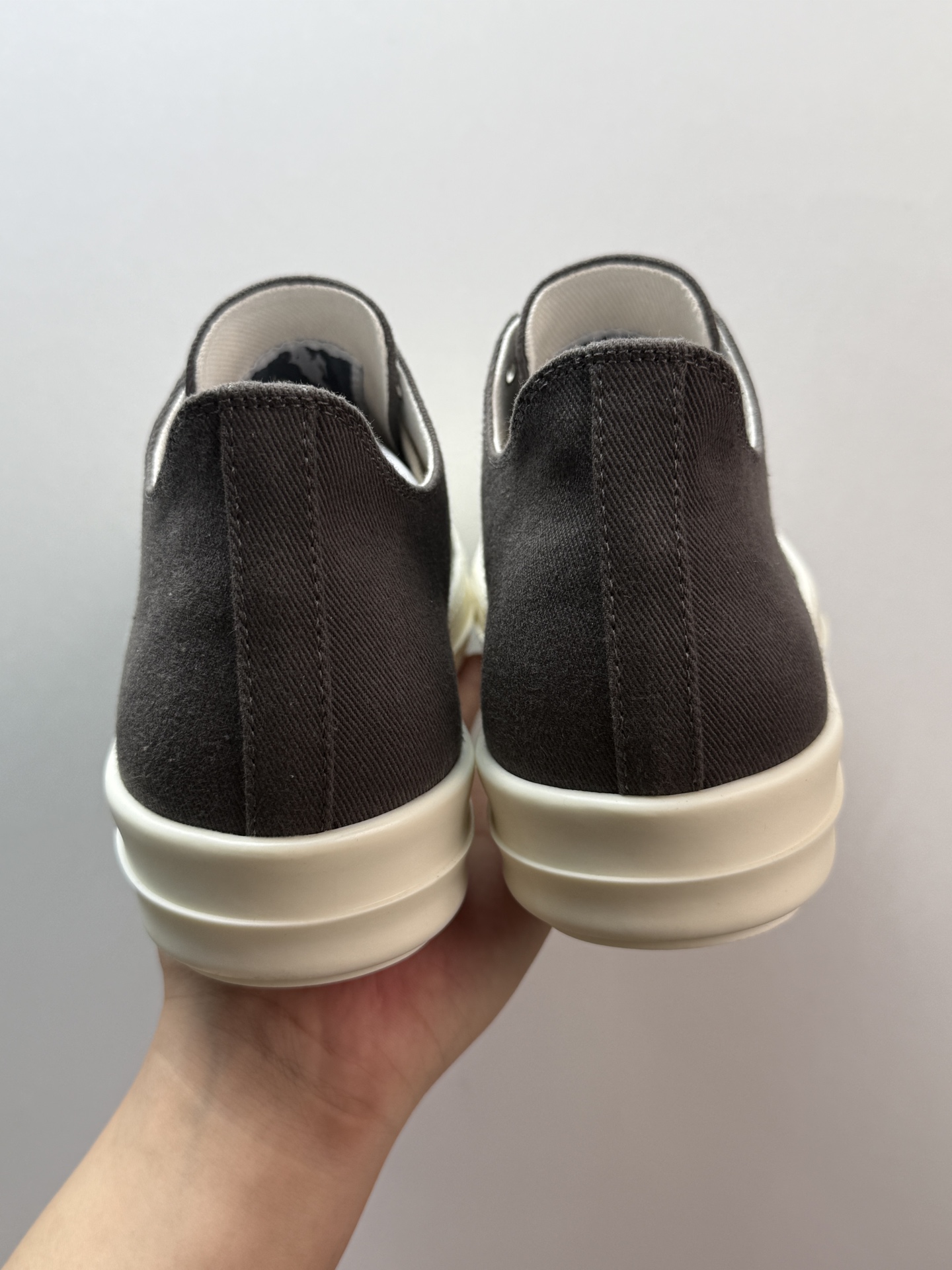 💰630 Rick Owens DRKSHDW Hustler 深灰色

T1零售东莞订单 市场流通最强Ro板鞋
正确全粒面小牛皮 原厂空胶工艺
鞋面皮料吊打市场大部分产品
上手高级感满满
定制东莞原盒 呈现棕白色 区别市场深棕色伪盒
细节 做工 材质 配件 配套盒 都是封顶的东西

DU01E3814DON-83411