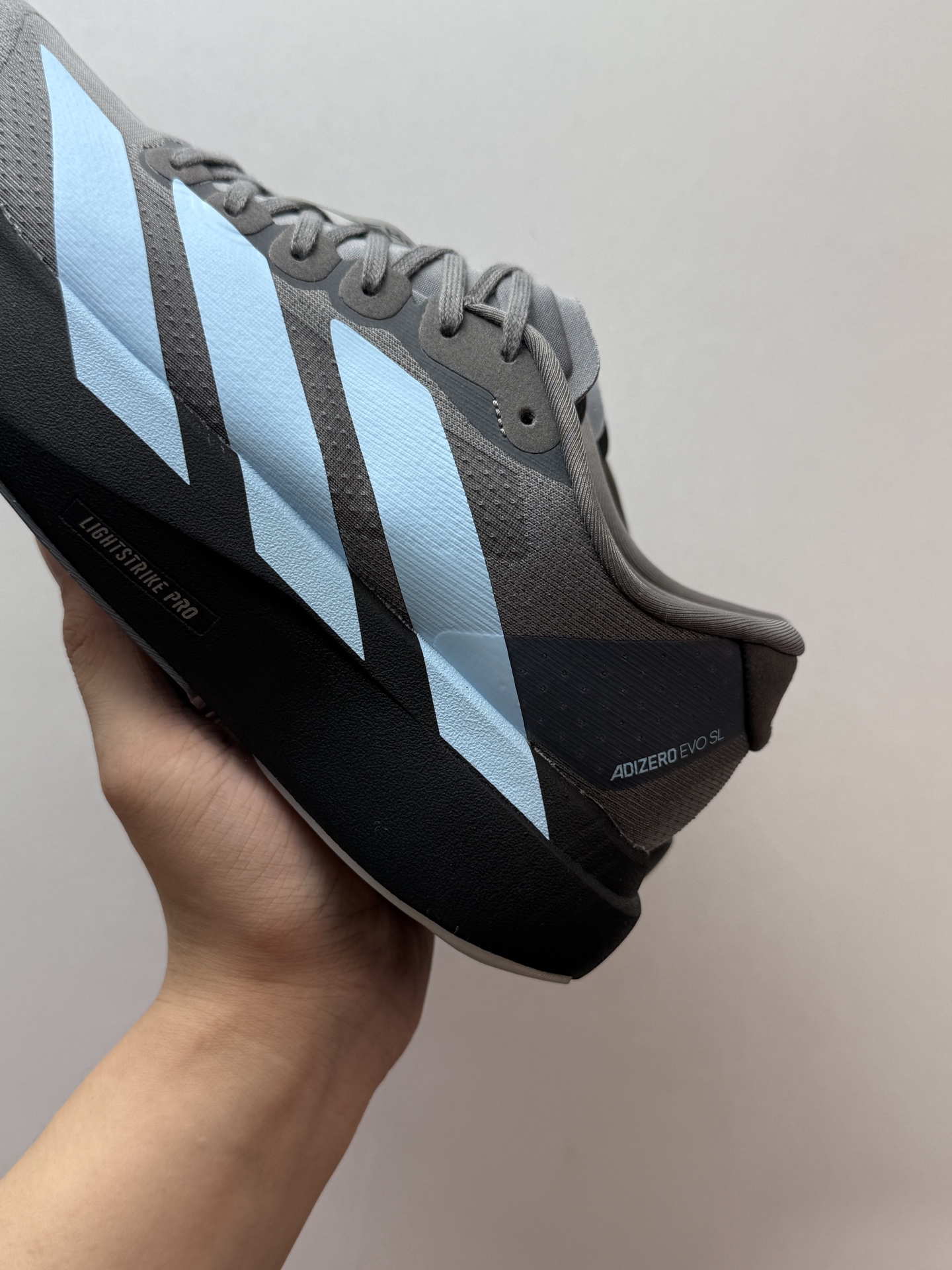 💰250 市场最强adidas Adizero Evo SL 时尚舒适跑步鞋 男款 灰色

阿迪新款跑鞋 网纱设计 透气舒适
脚感 柔软高回弹 休闲必备

KK3531