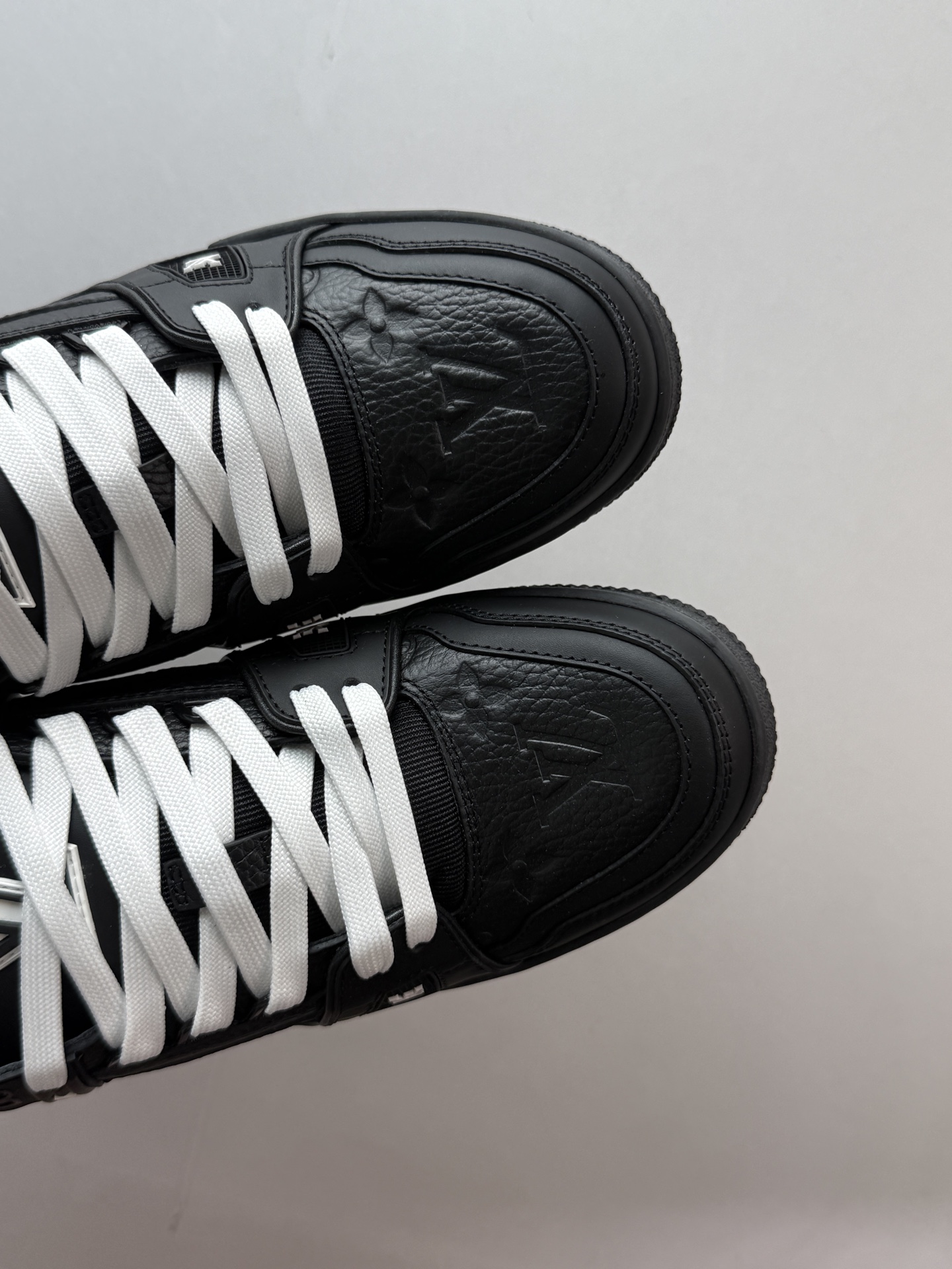 2025最新LV原厂皮订单 同步正品独家带半码
💰600 LOUIS VUITTON Trainer 皮革 系带 低帮 时尚板鞋 男款 黑色
2025最新版 同步官方星空鞋盒 礼盒包装
购入2025 最新原版1-1开发复刻
相似度百分之99 大货拿在手上无法辨别真假
零售订单 鞋圈大佬1xxx在售订单
全鞋头层皮+细腻小牛皮 不管是鞋面还是鞋舌内衬皮质的都是顶级真皮无任何偷工减料
连内里鞋垫材质厚底也是市场货达不到的 成本堆满
图片不明显 到手质感完全和市场的 重量手感不同 满满的高级感 包装齐全 配件齐全 超硬盒加固 收到全新
细节多次改版 无破绽
全码现货 极速发货 效率无忧
全鞋身做工精细 进口西班牙原厂3mm斗牛皮摔荔纹韧度拉力十足
专柜统一尺码(偏大一码)全网独家半码
女码:35 35.5 36 36.5 37 37.5 38 38.5 39
男码:39 40 40.5 41 41.5 42 42.5 43 43.5 44 44.5 45 46 47 (欧码 皮鞋尺码)比运动鞋大一码
全网独家做到最大47码 偏大一码 45=46 46=47 47=48 独家私模
1AAREW