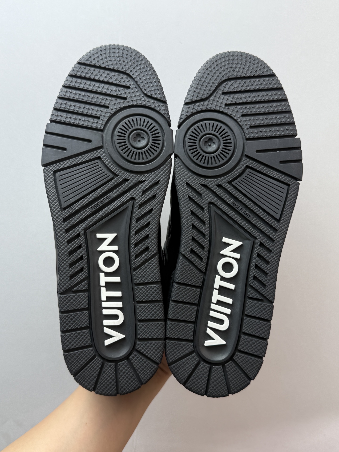2025最新LV原厂皮订单 同步正品独家带半码
💰600 LOUIS VUITTON Trainer 皮革 系带 低帮 时尚板鞋 男款 黑色
2025最新版 同步官方星空鞋盒 礼盒包装
购入2025 最新原版1-1开发复刻
相似度百分之99 大货拿在手上无法辨别真假
零售订单 鞋圈大佬1xxx在售订单
全鞋头层皮+细腻小牛皮 不管是鞋面还是鞋舌内衬皮质的都是顶级真皮无任何偷工减料
连内里鞋垫材质厚底也是市场货达不到的 成本堆满
图片不明显 到手质感完全和市场的 重量手感不同 满满的高级感 包装齐全 配件齐全 超硬盒加固 收到全新
细节多次改版 无破绽
全码现货 极速发货 效率无忧
全鞋身做工精细 进口西班牙原厂3mm斗牛皮摔荔纹韧度拉力十足
专柜统一尺码(偏大一码)全网独家半码
女码:35 35.5 36 36.5 37 37.5 38 38.5 39
男码:39 40 40.5 41 41.5 42 42.5 43 43.5 44 44.5 45 46 47 (欧码 皮鞋尺码)比运动鞋大一码
全网独家做到最大47码 偏大一码 45=46 46=47 47=48 独家私模
1AAREW