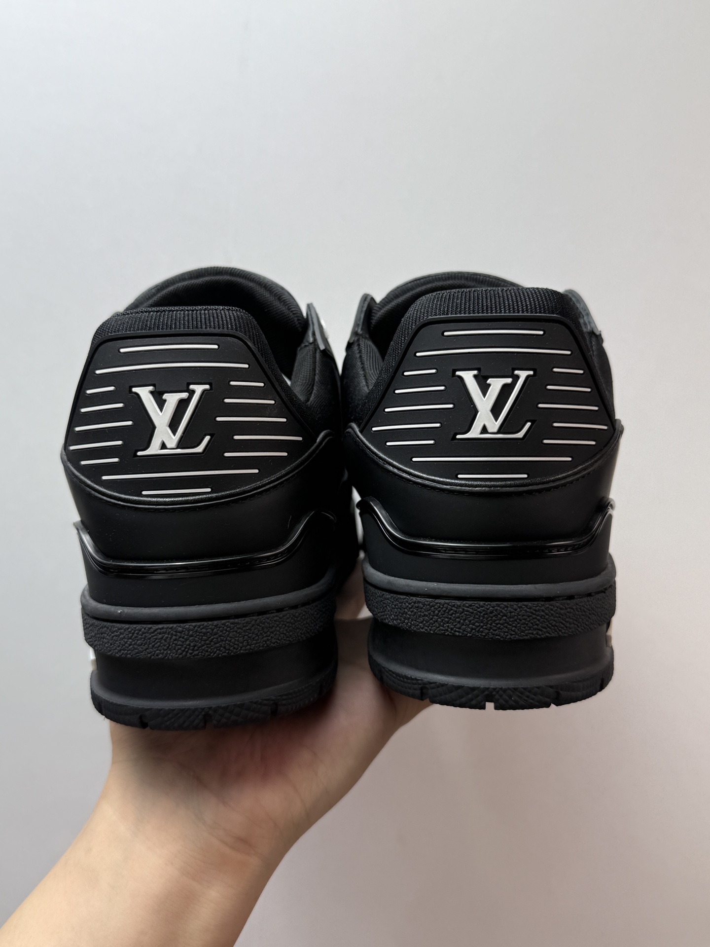 2025最新LV原厂皮订单 同步正品独家带半码
💰600 LOUIS VUITTON Trainer 皮革 系带 低帮 时尚板鞋 男款 黑色
2025最新版 同步官方星空鞋盒 礼盒包装
购入2025 最新原版1-1开发复刻
相似度百分之99 大货拿在手上无法辨别真假
零售订单 鞋圈大佬1xxx在售订单
全鞋头层皮+细腻小牛皮 不管是鞋面还是鞋舌内衬皮质的都是顶级真皮无任何偷工减料
连内里鞋垫材质厚底也是市场货达不到的 成本堆满
图片不明显 到手质感完全和市场的 重量手感不同 满满的高级感 包装齐全 配件齐全 超硬盒加固 收到全新
细节多次改版 无破绽
全码现货 极速发货 效率无忧
全鞋身做工精细 进口西班牙原厂3mm斗牛皮摔荔纹韧度拉力十足
专柜统一尺码(偏大一码)全网独家半码
女码:35 35.5 36 36.5 37 37.5 38 38.5 39
男码:39 40 40.5 41 41.5 42 42.5 43 43.5 44 44.5 45 46 47 (欧码 皮鞋尺码)比运动鞋大一码
全网独家做到最大47码 偏大一码 45=46 46=47 47=48 独家私模
1AAREW