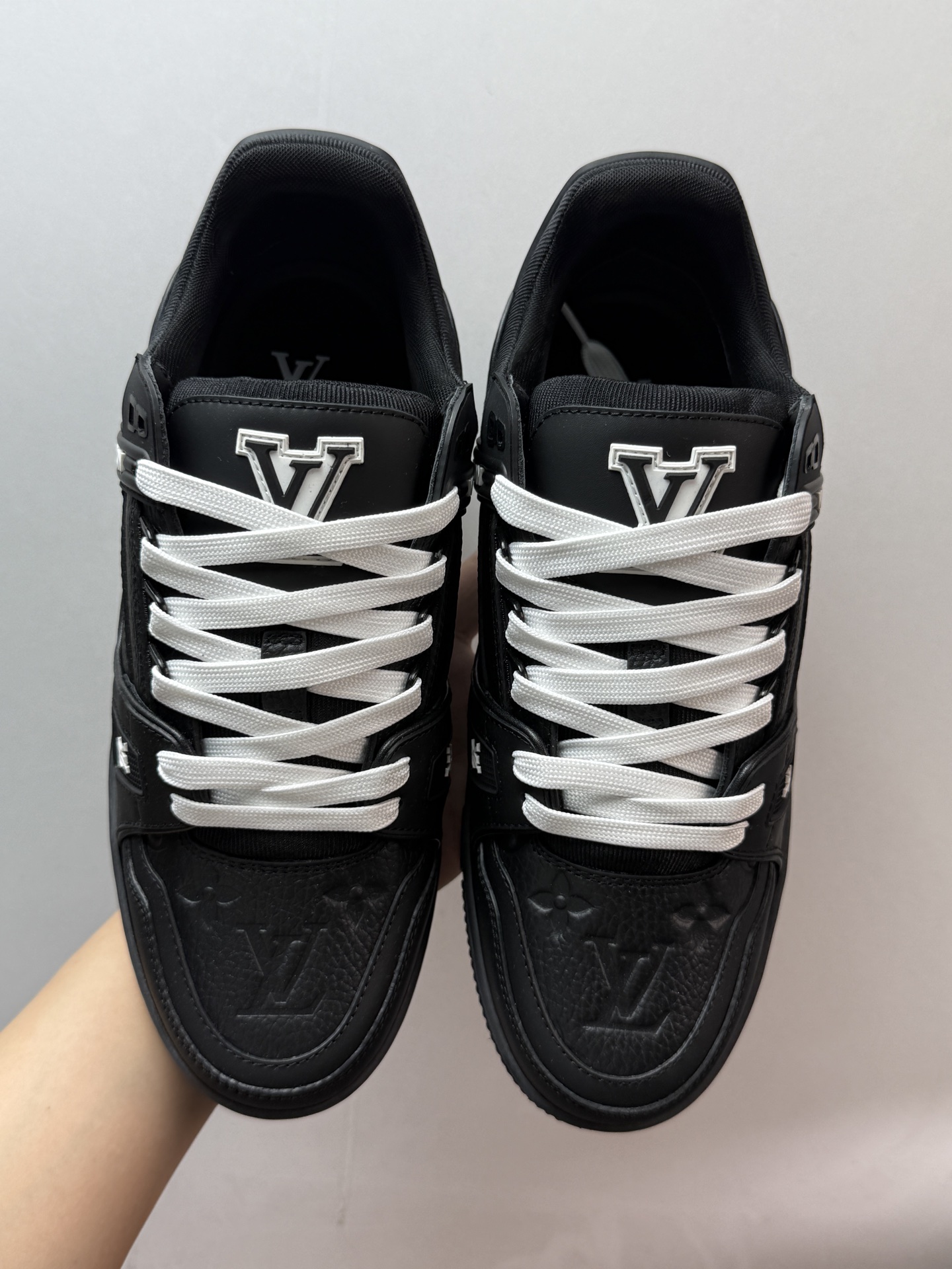 2025最新LV原厂皮订单 同步正品独家带半码
💰600 LOUIS VUITTON Trainer 皮革 系带 低帮 时尚板鞋 男款 黑色
2025最新版 同步官方星空鞋盒 礼盒包装
购入2025 最新原版1-1开发复刻
相似度百分之99 大货拿在手上无法辨别真假
零售订单 鞋圈大佬1xxx在售订单
全鞋头层皮+细腻小牛皮 不管是鞋面还是鞋舌内衬皮质的都是顶级真皮无任何偷工减料
连内里鞋垫材质厚底也是市场货达不到的 成本堆满
图片不明显 到手质感完全和市场的 重量手感不同 满满的高级感 包装齐全 配件齐全 超硬盒加固 收到全新
细节多次改版 无破绽
全码现货 极速发货 效率无忧
全鞋身做工精细 进口西班牙原厂3mm斗牛皮摔荔纹韧度拉力十足
专柜统一尺码(偏大一码)全网独家半码
女码:35 35.5 36 36.5 37 37.5 38 38.5 39
男码:39 40 40.5 41 41.5 42 42.5 43 43.5 44 44.5 45 46 47 (欧码 皮鞋尺码)比运动鞋大一码
全网独家做到最大47码 偏大一码 45=46 46=47 47=48 独家私模
1AAREW