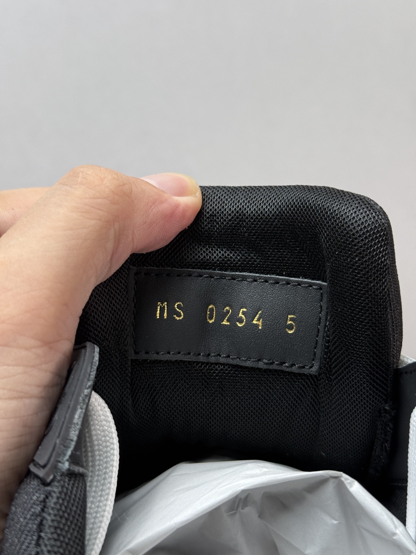 2025最新LV原厂皮订单 同步正品独家带半码
💰600 LOUIS VUITTON Trainer 皮革 系带 低帮 时尚板鞋 男款 黑色
2025最新版 同步官方星空鞋盒 礼盒包装
购入2025 最新原版1-1开发复刻
相似度百分之99 大货拿在手上无法辨别真假
零售订单 鞋圈大佬1xxx在售订单
全鞋头层皮+细腻小牛皮 不管是鞋面还是鞋舌内衬皮质的都是顶级真皮无任何偷工减料
连内里鞋垫材质厚底也是市场货达不到的 成本堆满
图片不明显 到手质感完全和市场的 重量手感不同 满满的高级感 包装齐全 配件齐全 超硬盒加固 收到全新
细节多次改版 无破绽
全码现货 极速发货 效率无忧
全鞋身做工精细 进口西班牙原厂3mm斗牛皮摔荔纹韧度拉力十足
专柜统一尺码(偏大一码)全网独家半码
女码:35 35.5 36 36.5 37 37.5 38 38.5 39
男码:39 40 40.5 41 41.5 42 42.5 43 43.5 44 44.5 45 46 47 (欧码 皮鞋尺码)比运动鞋大一码
全网独家做到最大47码 偏大一码 45=46 46=47 47=48 独家私模
1AAREW