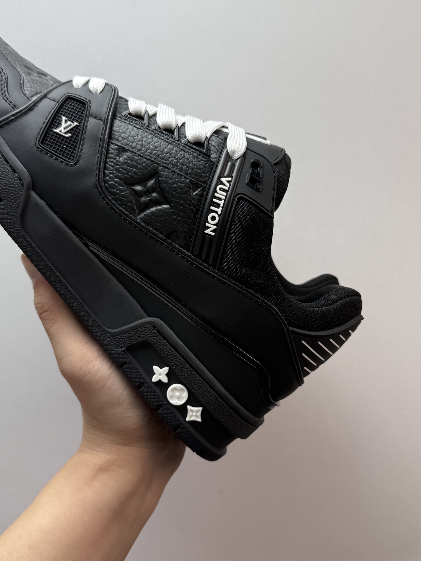 2025最新LV原厂皮订单 同步正品独家带半码
💰600 LOUIS VUITTON Trainer 皮革 系带 低帮 时尚板鞋 男款 黑色
2025最新版 同步官方星空鞋盒 礼盒包装
购入2025 最新原版1-1开发复刻
相似度百分之99 大货拿在手上无法辨别真假
零售订单 鞋圈大佬1xxx在售订单
全鞋头层皮+细腻小牛皮 不管是鞋面还是鞋舌内衬皮质的都是顶级真皮无任何偷工减料
连内里鞋垫材质厚底也是市场货达不到的 成本堆满
图片不明显 到手质感完全和市场的 重量手感不同 满满的高级感 包装齐全 配件齐全 超硬盒加固 收到全新
细节多次改版 无破绽
全码现货 极速发货 效率无忧
全鞋身做工精细 进口西班牙原厂3mm斗牛皮摔荔纹韧度拉力十足
专柜统一尺码(偏大一码)全网独家半码
女码:35 35.5 36 36.5 37 37.5 38 38.5 39
男码:39 40 40.5 41 41.5 42 42.5 43 43.5 44 44.5 45 46 47 (欧码 皮鞋尺码)比运动鞋大一码
全网独家做到最大47码 偏大一码 45=46 46=47 47=48 独家私模
1AAREW