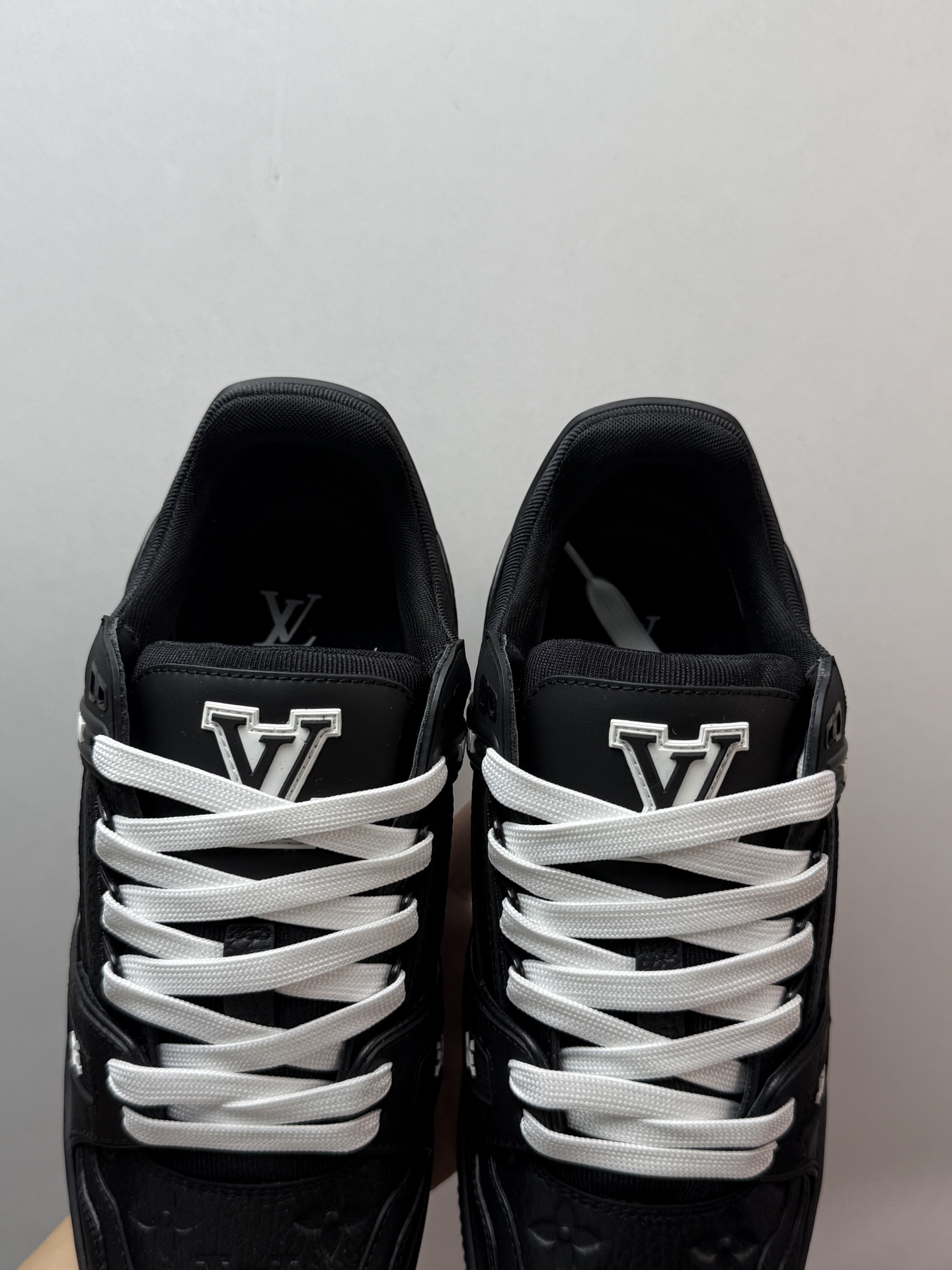 2025最新LV原厂皮订单 同步正品独家带半码
💰600 LOUIS VUITTON Trainer 皮革 系带 低帮 时尚板鞋 男款 黑色
2025最新版 同步官方星空鞋盒 礼盒包装
购入2025 最新原版1-1开发复刻
相似度百分之99 大货拿在手上无法辨别真假
零售订单 鞋圈大佬1xxx在售订单
全鞋头层皮+细腻小牛皮 不管是鞋面还是鞋舌内衬皮质的都是顶级真皮无任何偷工减料
连内里鞋垫材质厚底也是市场货达不到的 成本堆满
图片不明显 到手质感完全和市场的 重量手感不同 满满的高级感 包装齐全 配件齐全 超硬盒加固 收到全新
细节多次改版 无破绽
全码现货 极速发货 效率无忧
全鞋身做工精细 进口西班牙原厂3mm斗牛皮摔荔纹韧度拉力十足
专柜统一尺码(偏大一码)全网独家半码
女码:35 35.5 36 36.5 37 37.5 38 38.5 39
男码:39 40 40.5 41 41.5 42 42.5 43 43.5 44 44.5 45 46 47 (欧码 皮鞋尺码)比运动鞋大一码
全网独家做到最大47码 偏大一码 45=46 46=47 47=48 独家私模
1AAREW