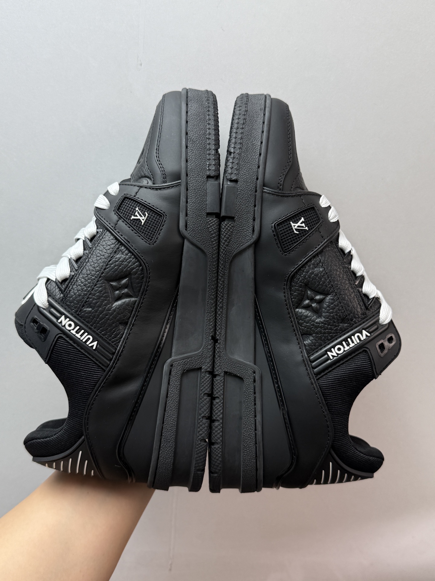 2025最新LV原厂皮订单 同步正品独家带半码
💰600 LOUIS VUITTON Trainer 皮革 系带 低帮 时尚板鞋 男款 黑色
2025最新版 同步官方星空鞋盒 礼盒包装
购入2025 最新原版1-1开发复刻
相似度百分之99 大货拿在手上无法辨别真假
零售订单 鞋圈大佬1xxx在售订单
全鞋头层皮+细腻小牛皮 不管是鞋面还是鞋舌内衬皮质的都是顶级真皮无任何偷工减料
连内里鞋垫材质厚底也是市场货达不到的 成本堆满
图片不明显 到手质感完全和市场的 重量手感不同 满满的高级感 包装齐全 配件齐全 超硬盒加固 收到全新
细节多次改版 无破绽
全码现货 极速发货 效率无忧
全鞋身做工精细 进口西班牙原厂3mm斗牛皮摔荔纹韧度拉力十足
专柜统一尺码(偏大一码)全网独家半码
女码:35 35.5 36 36.5 37 37.5 38 38.5 39
男码:39 40 40.5 41 41.5 42 42.5 43 43.5 44 44.5 45 46 47 (欧码 皮鞋尺码)比运动鞋大一码
全网独家做到最大47码 偏大一码 45=46 46=47 47=48 独家私模
1AAREW