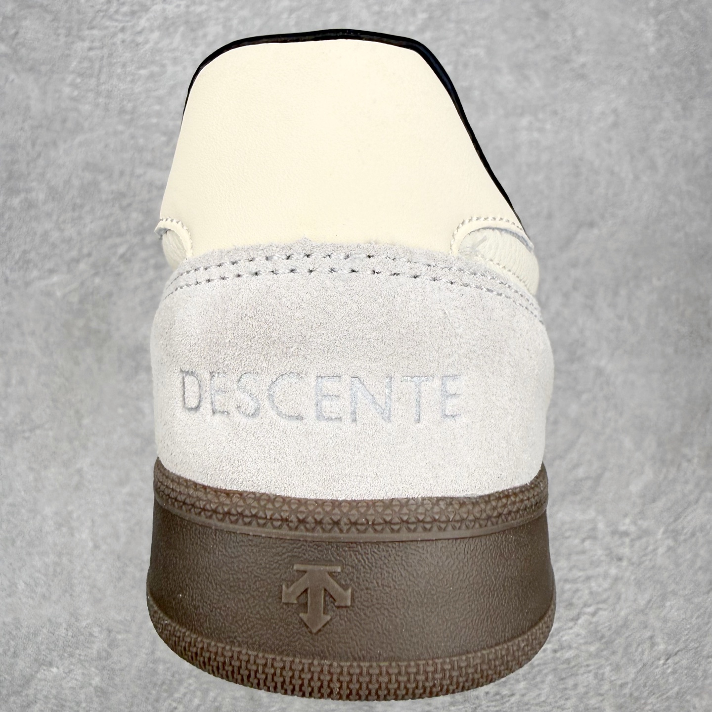 DESCENTE Chron 迪桑特复古拼接 舒适百搭 耐磨低帮生活休闲鞋 是一款集复古与现代于一体的低