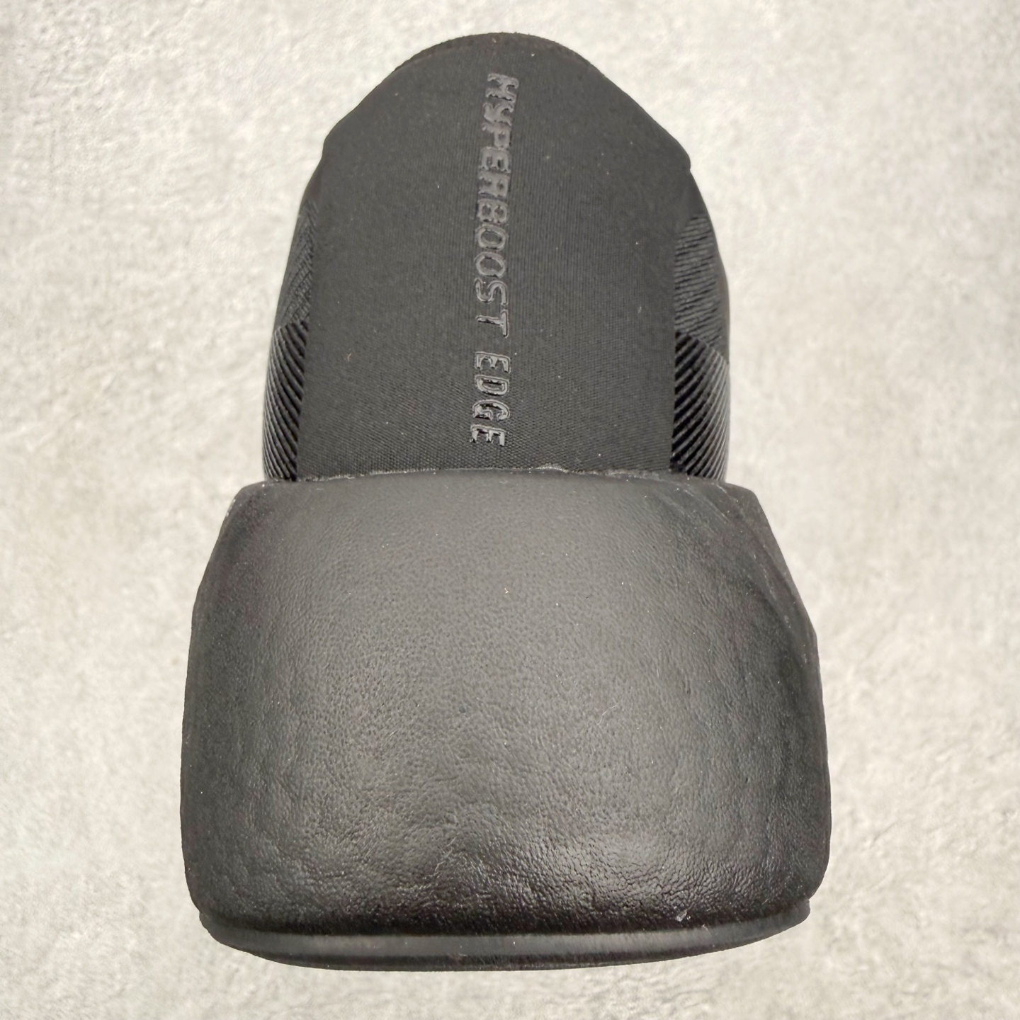AD Hyperboost Edge 爆米花缓震舒适贴合跑步鞋 在 BOOST 之前冠以了 “HYPER