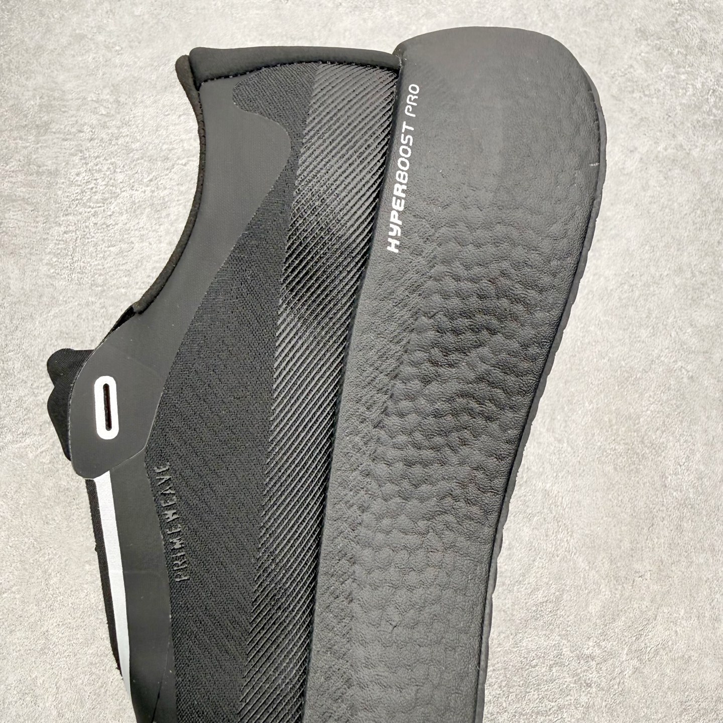 AD Hyperboost Edge 爆米花缓震舒适贴合跑步鞋 在 BOOST 之前冠以了 “HYPER