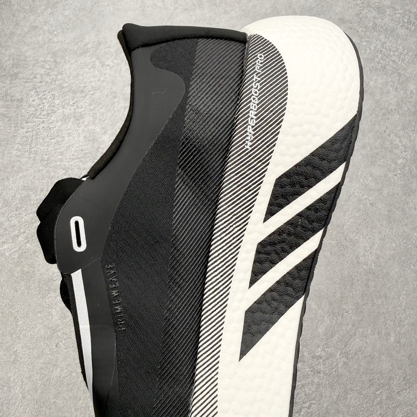 AD Hyperboost Edge 爆米花缓震舒适贴合跑步鞋 在 BOOST 之前冠以了 “HYPER