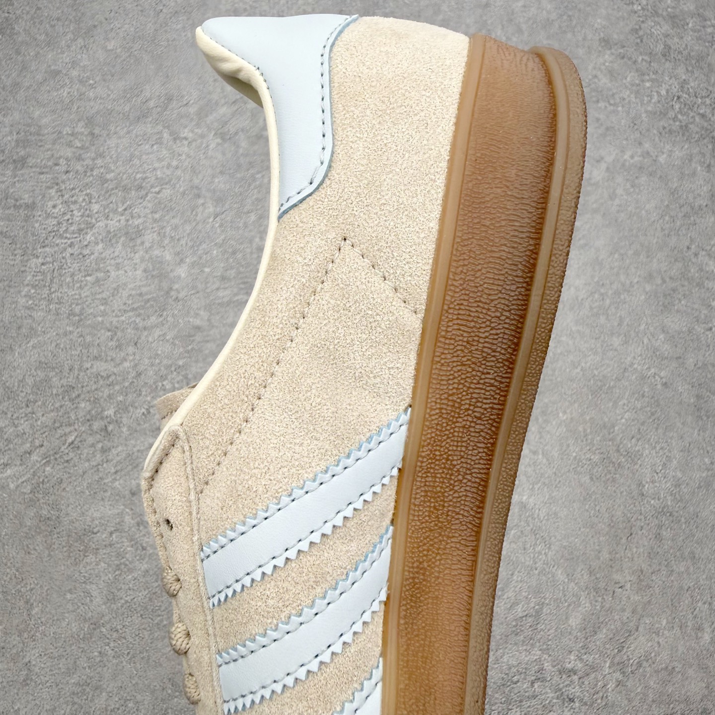 AD Gazelle Indoor Trainers 羚羊内训系列低帮复古百搭休闲运动德训风板鞋 JR2