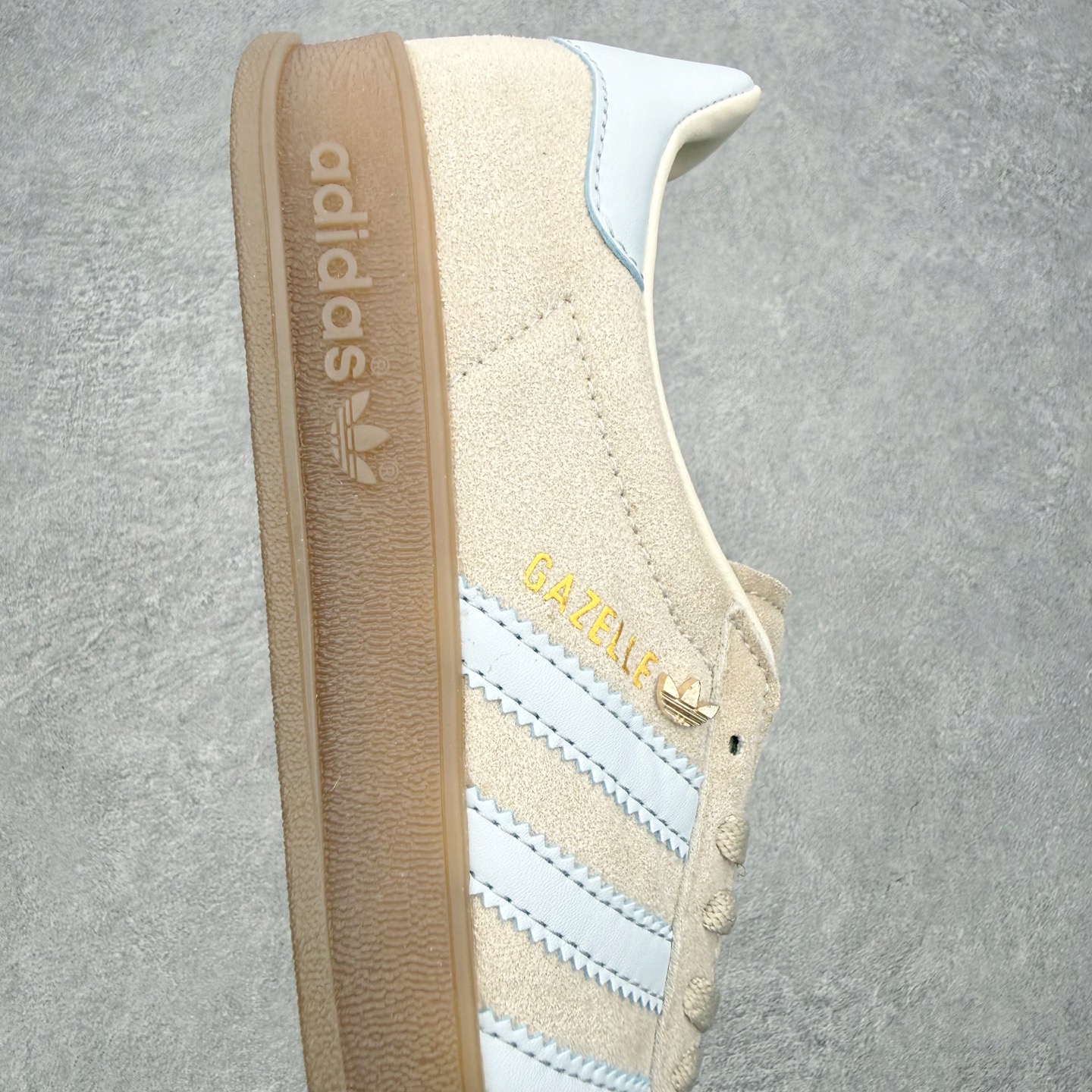 AD Gazelle Indoor Trainers 羚羊内训系列低帮复古百搭休闲运动德训风板鞋 JR2