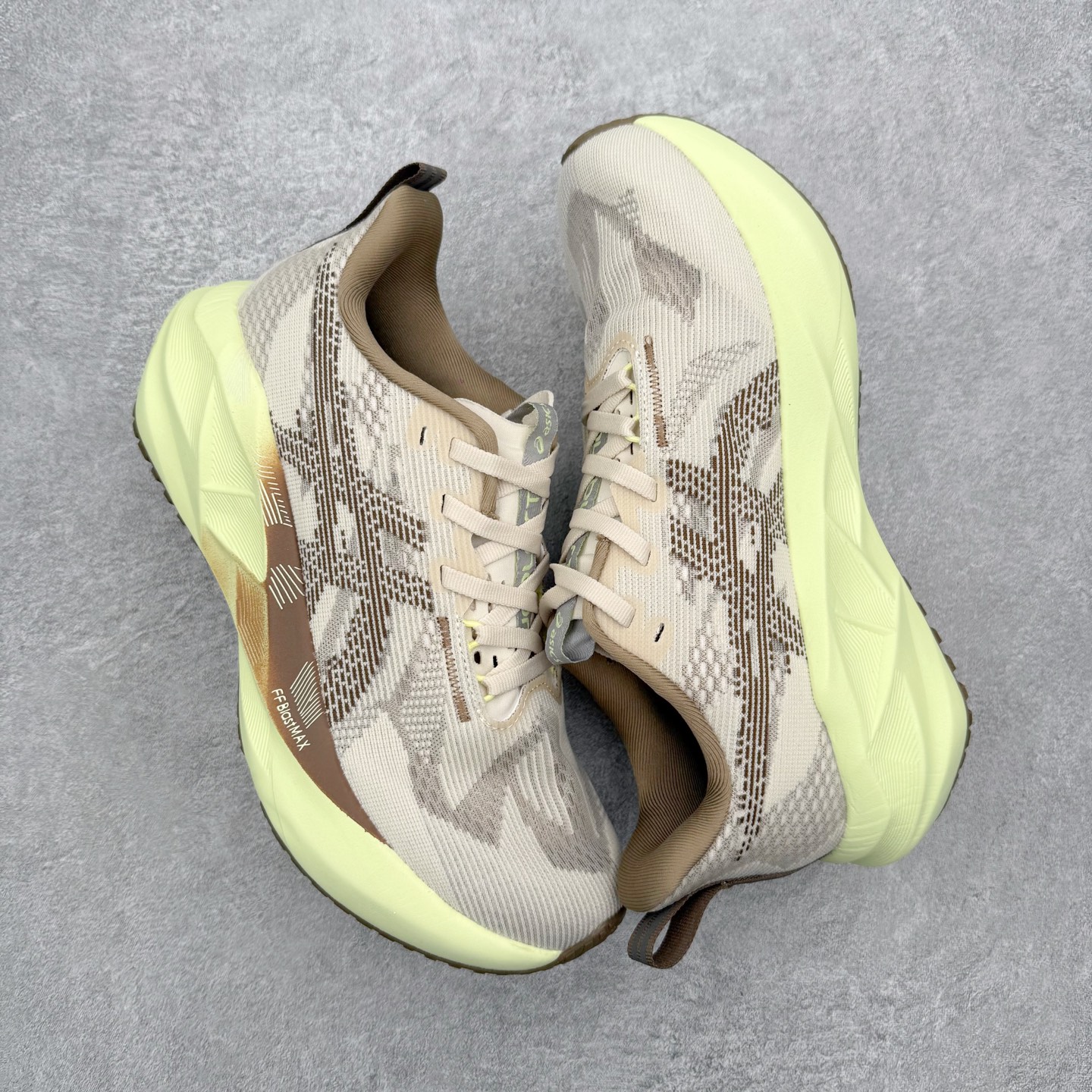 ＃XN ASICS NOVABLAST 5 舒适百搭低帮马拉松训练竞速跑步鞋 ASICS（亚瑟士）是日本
