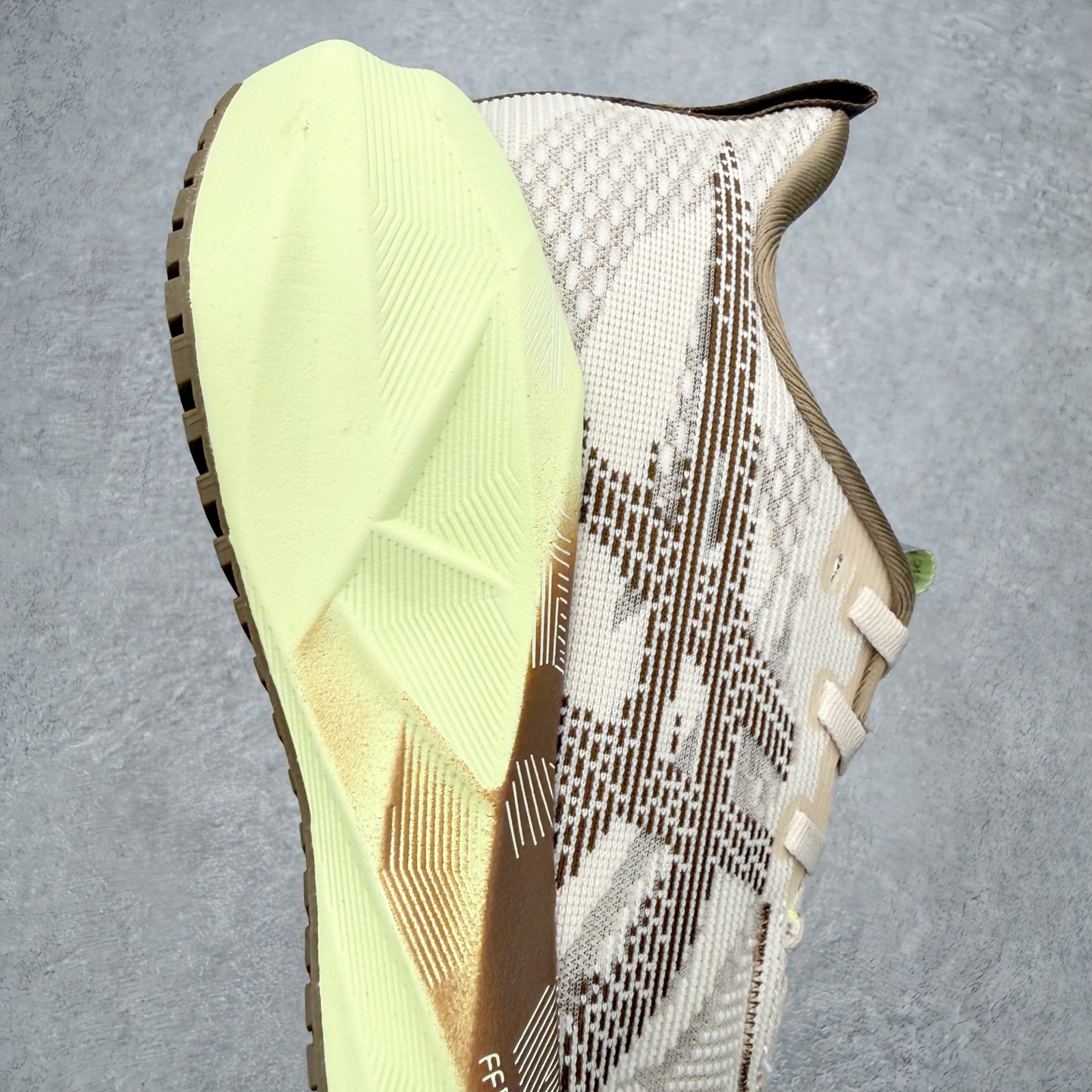 ＃XN ASICS NOVABLAST 5 舒适百搭低帮马拉松训练竞速跑步鞋 ASICS（亚瑟士）是日本