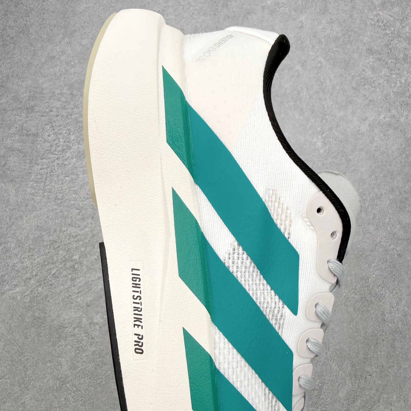 AD Adizero EVO SL M 马拉松竞速专业跑鞋 CELERMESH针织网面非常轻薄 纤维间的